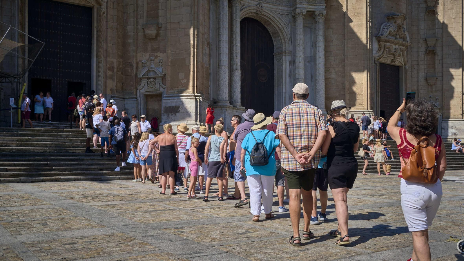 Cola de turistas para visitar la Catedral de Cádiz, en una imagen del pasado verano.