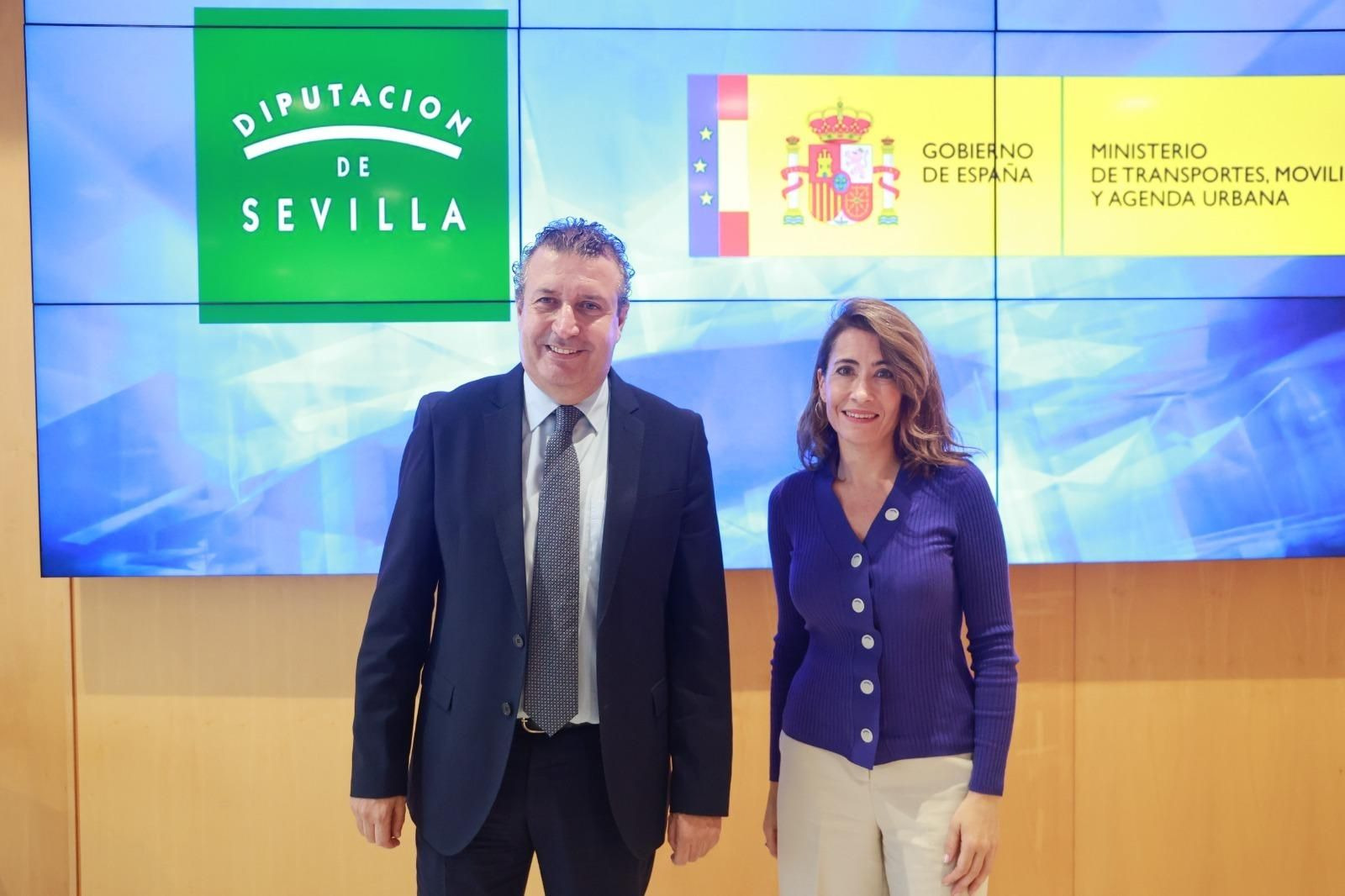 La ministra de Transportes, Movilidad y Agenda Urbana en funciones, Raquel Sánchez, y el presidente de la Diputación provincial de Sevilla, Francisco Javier Fernández de los Ríos , este jueves en Sevilla.