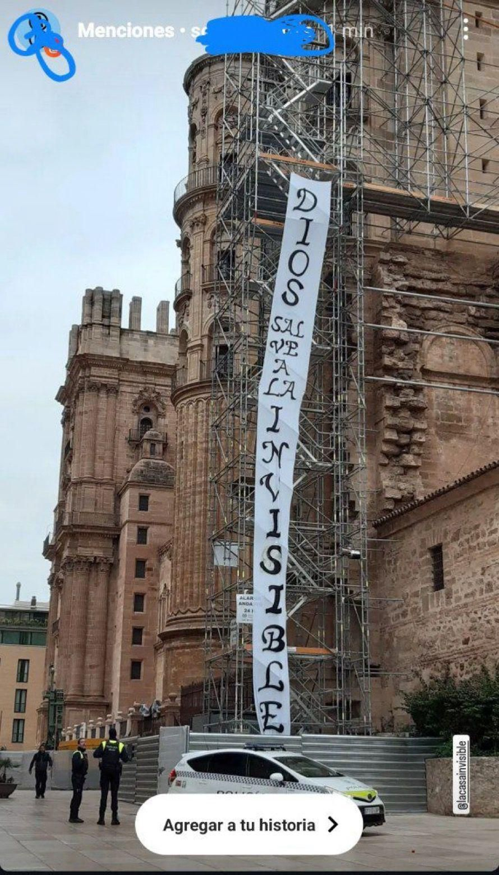 Pancarta en la Catedral de Málaga de apoyo a La Invisible.