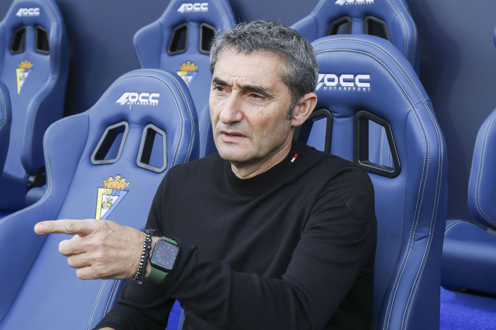 Ernesto Valverde realiza una indicación desde su banquillo.