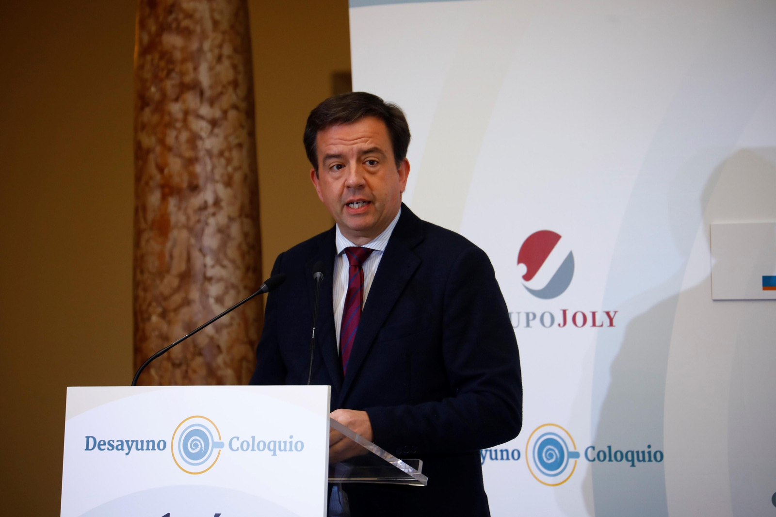 El alcalde de Lucena, Aurelio Fernández, durante el desayuno coloquio celebrado en el municipio.