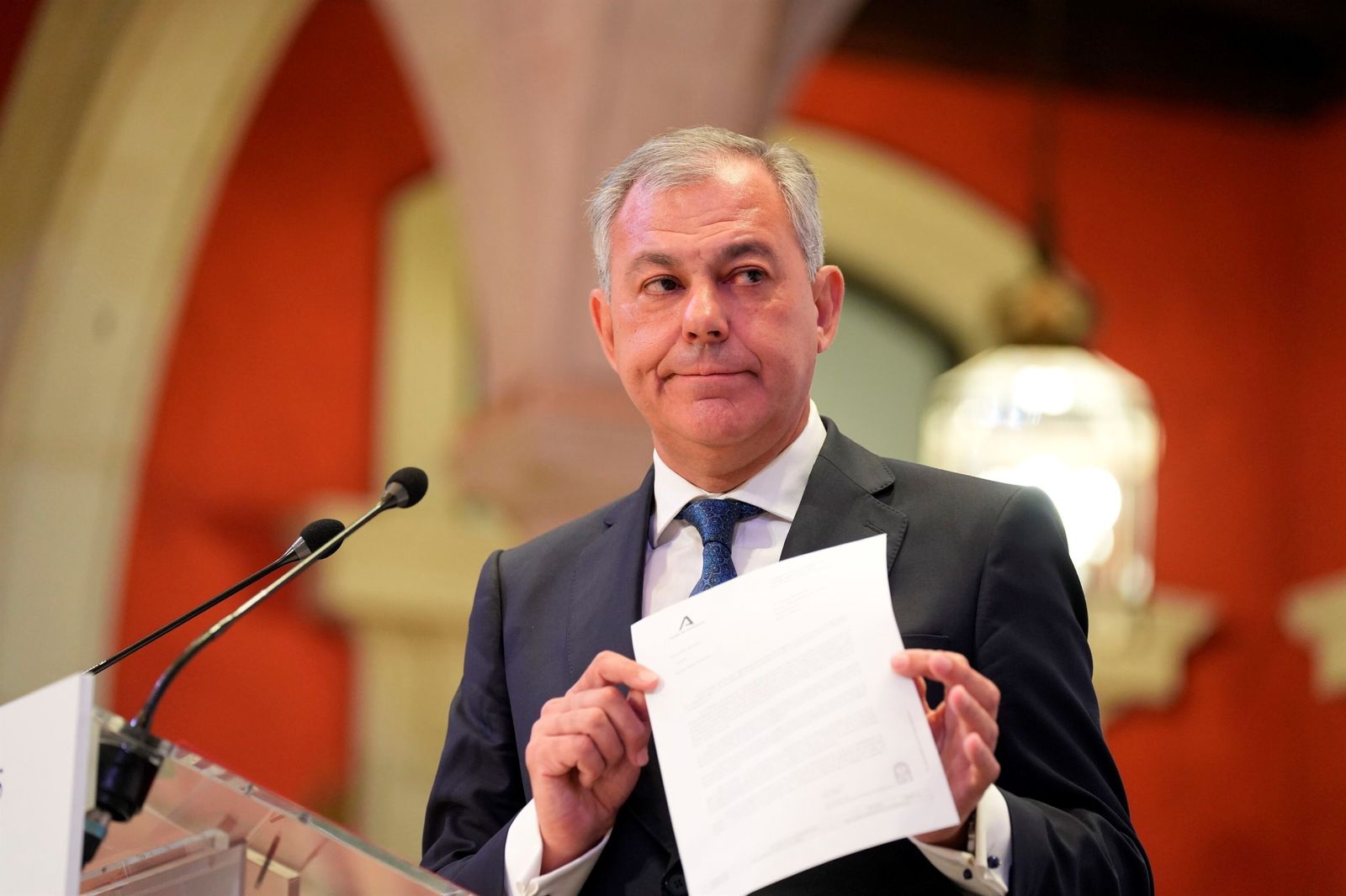 Sanz muestra un papel durante una intervención reciente.