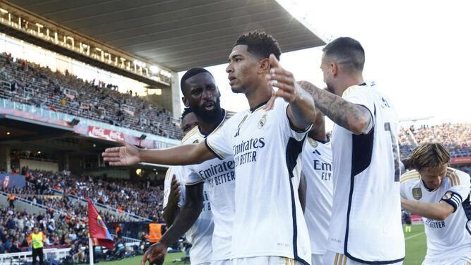 Bellingham celebra con sus compañeros uno de los goles.