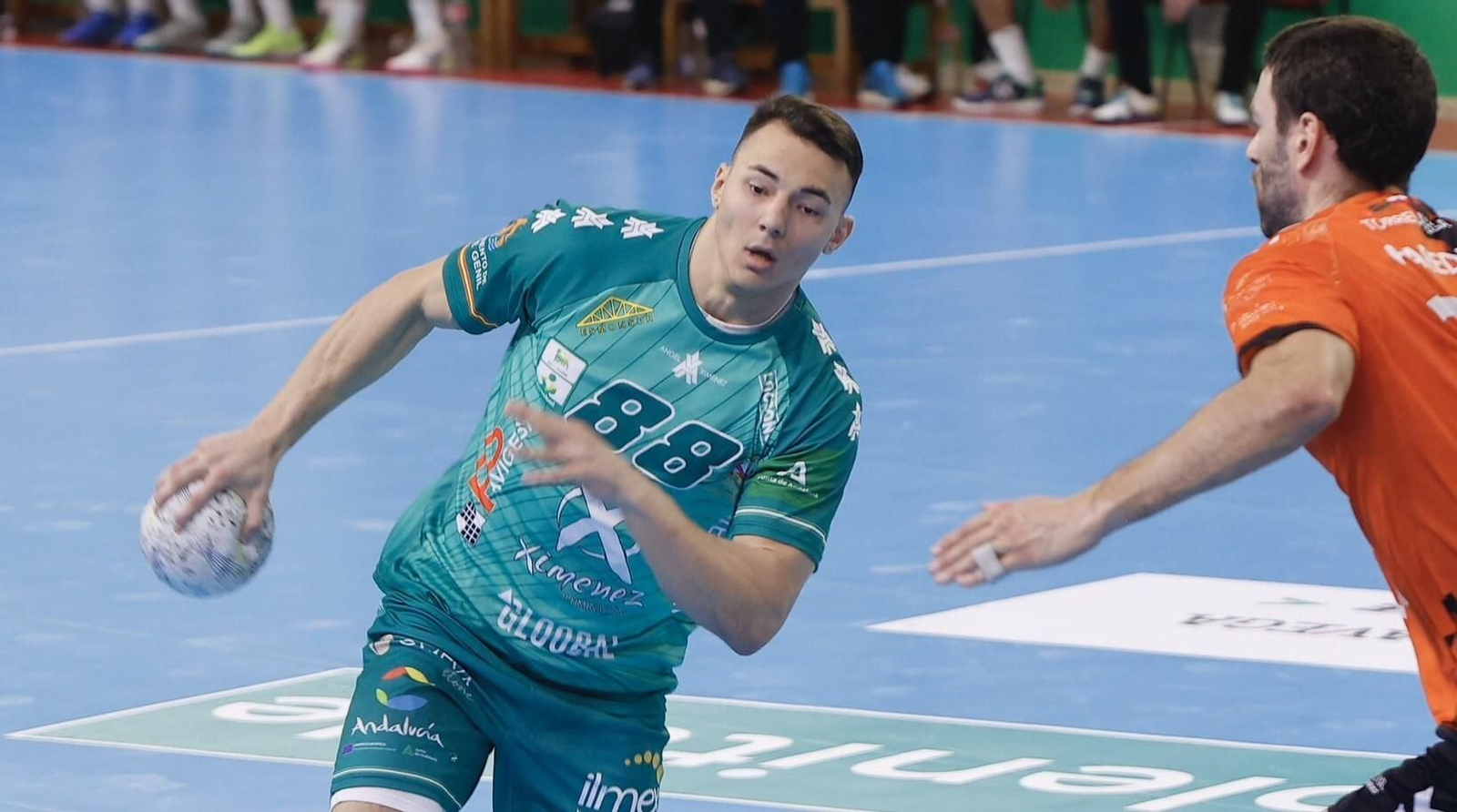 Tamas Jánosi (Ángel Ximénez) intenta atacar la defensa del Torrelavega.