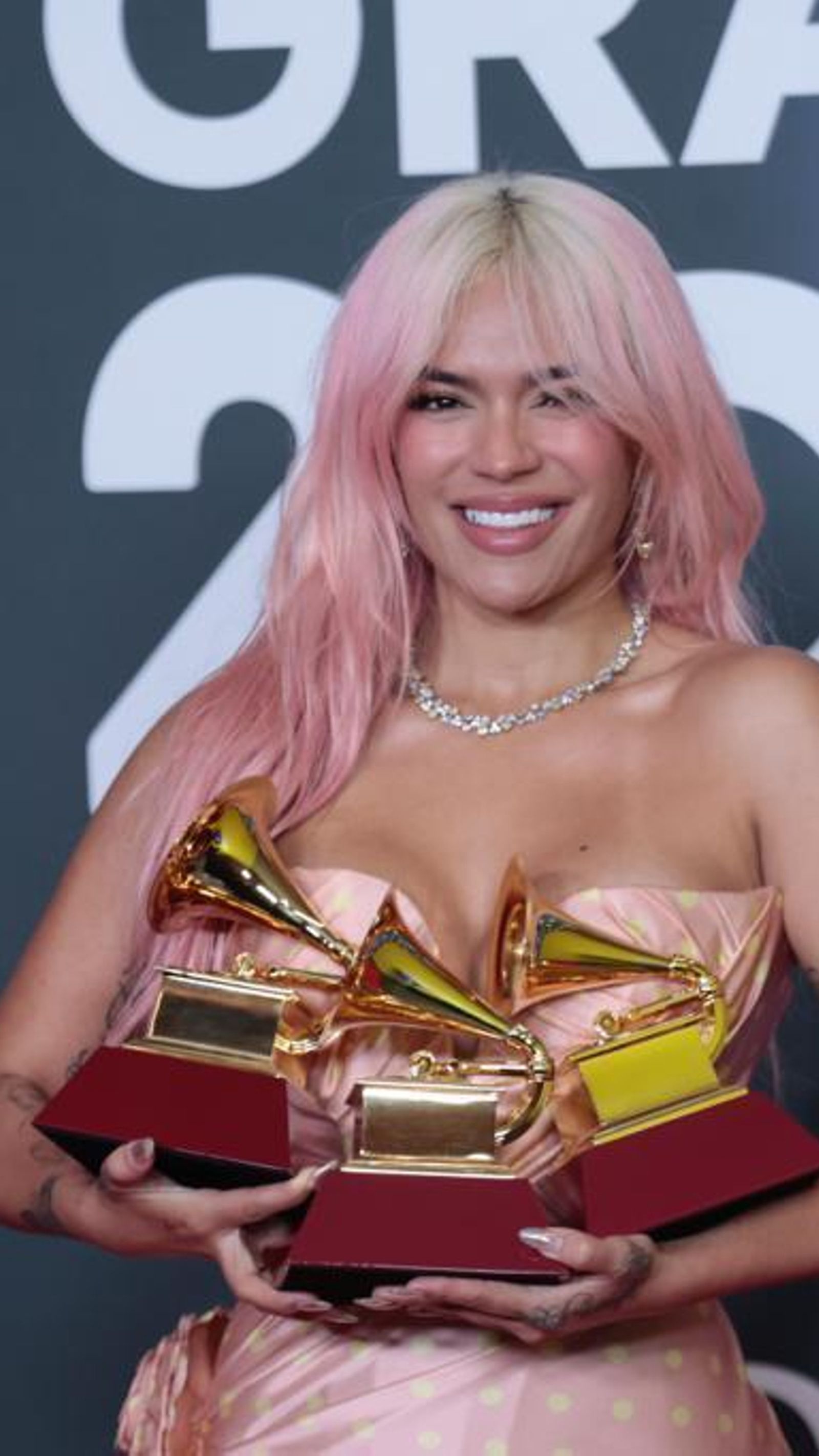 La colombiana Karol G posa con sus tres Grammy logrados en Sevilla