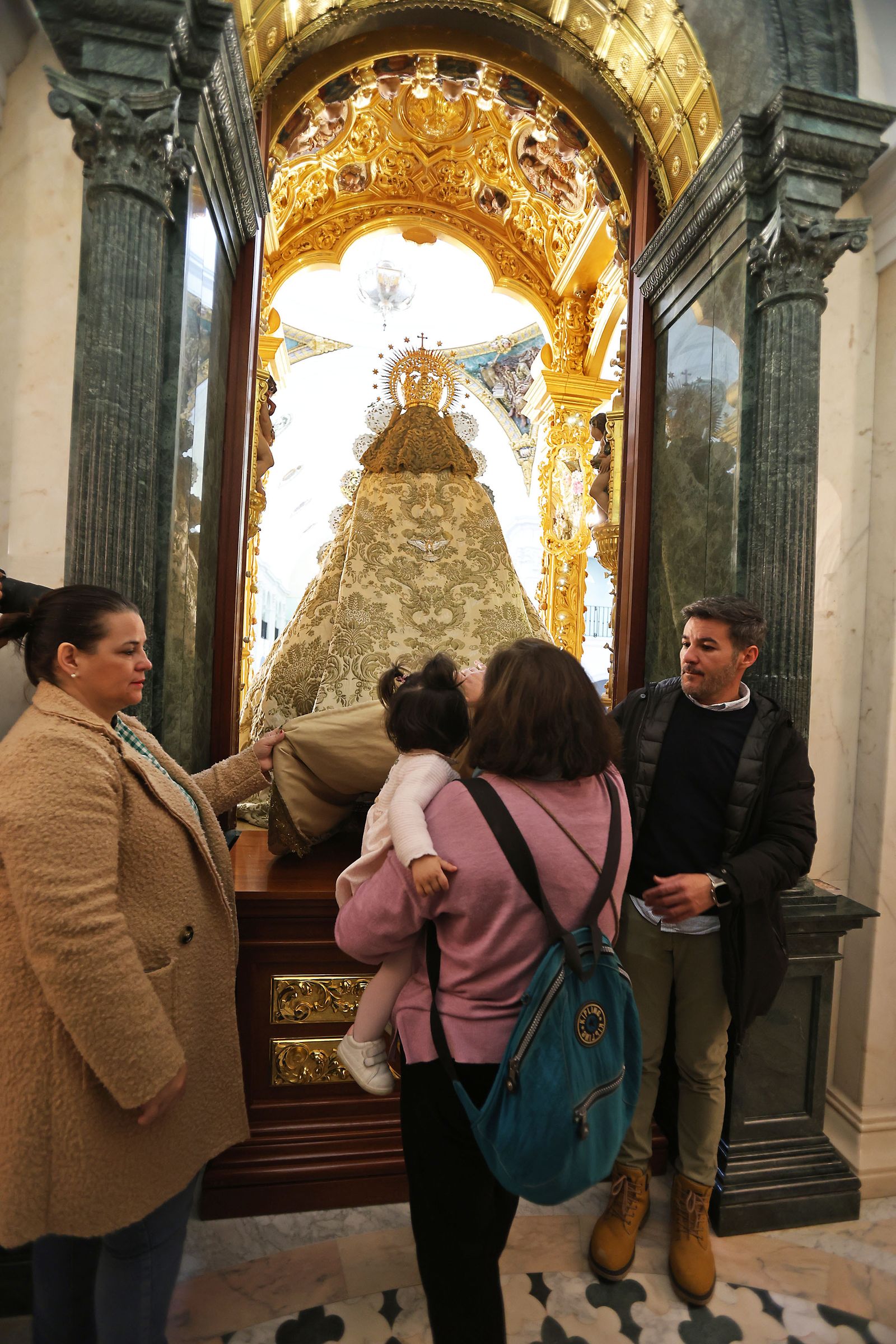 Candelaria 2024: Presentación de los niños ante la VIrgen del Rocío