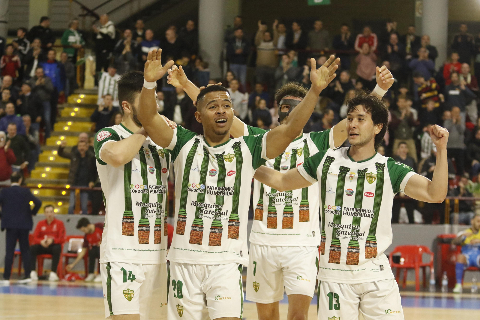 Muhammad celebra un gol en Vista Alegre junto a Perin, Kenji y Zequi.
