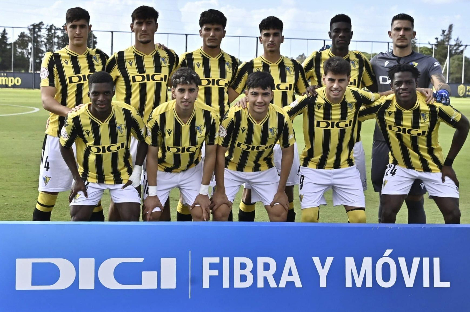 Formación inicial del conjunto cadista en el campo Ramón Blanco.