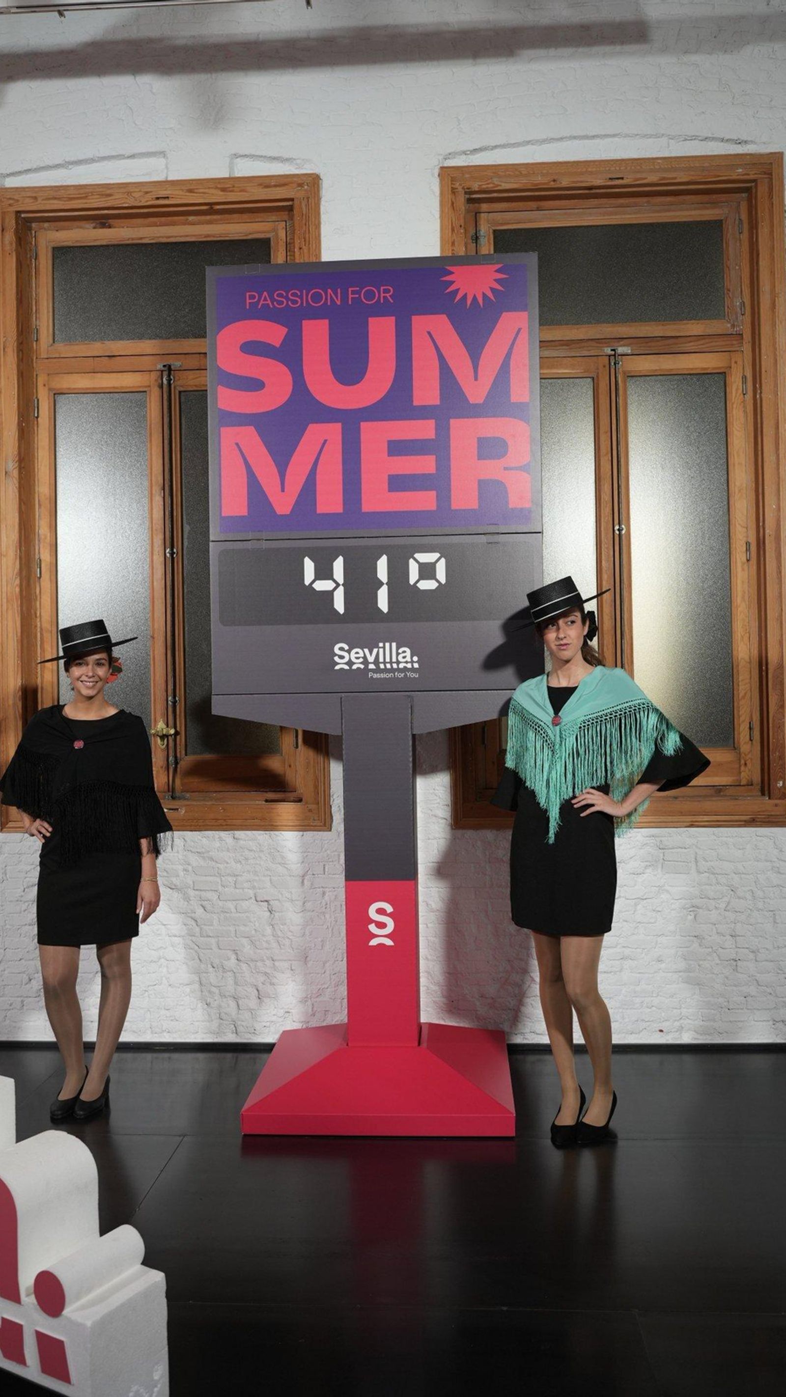 El simulacro de termómetro marcando los 41 grados.