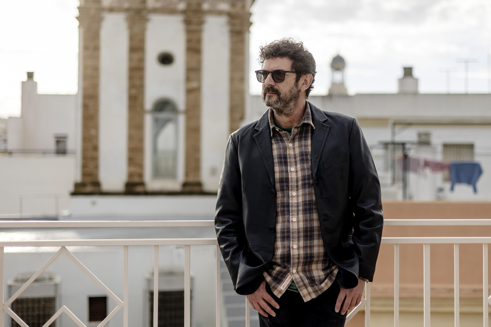 El actor Manolo Solo en la azotea de los apartamentos Villa de Andas en Cádiz.