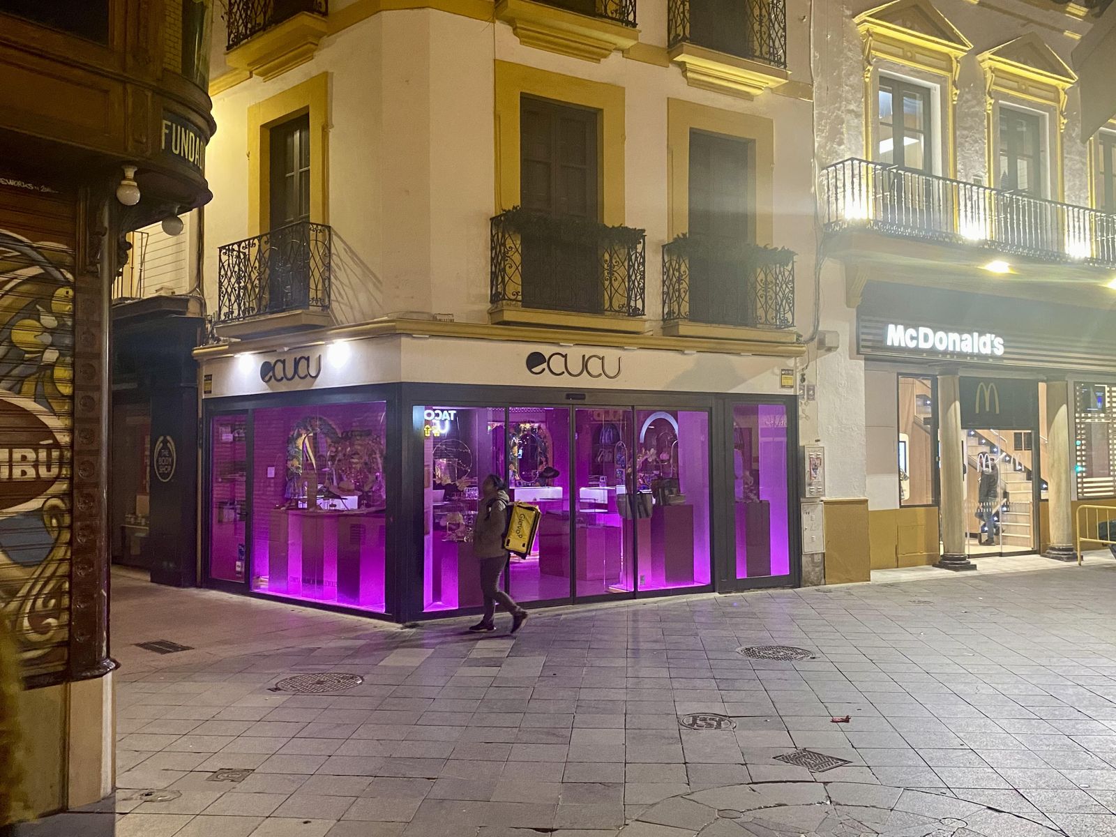 La potente iluminación morada de un comercio de la Campana