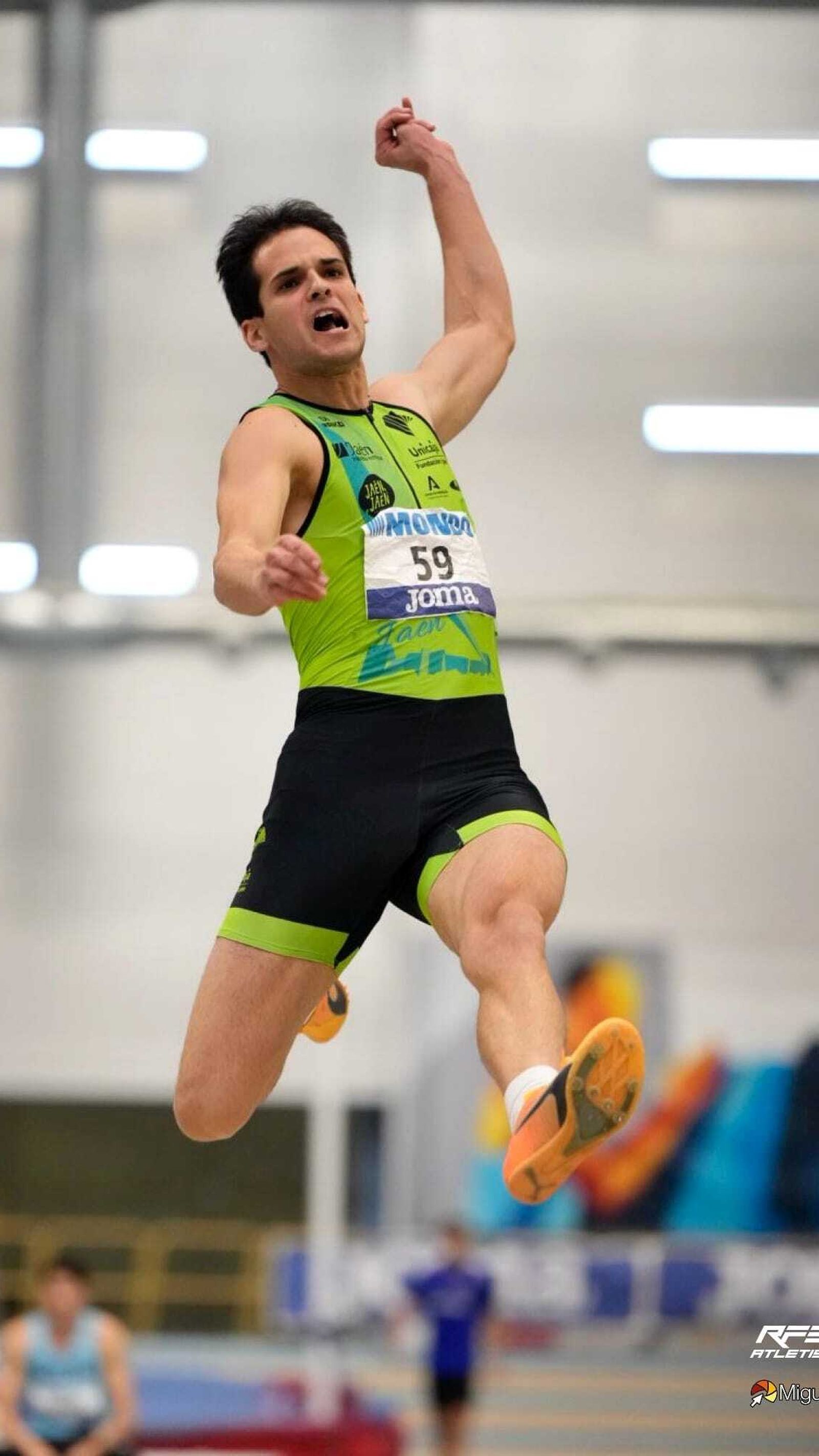 Fabián Mesa, en el aire en uno de sus saltos.