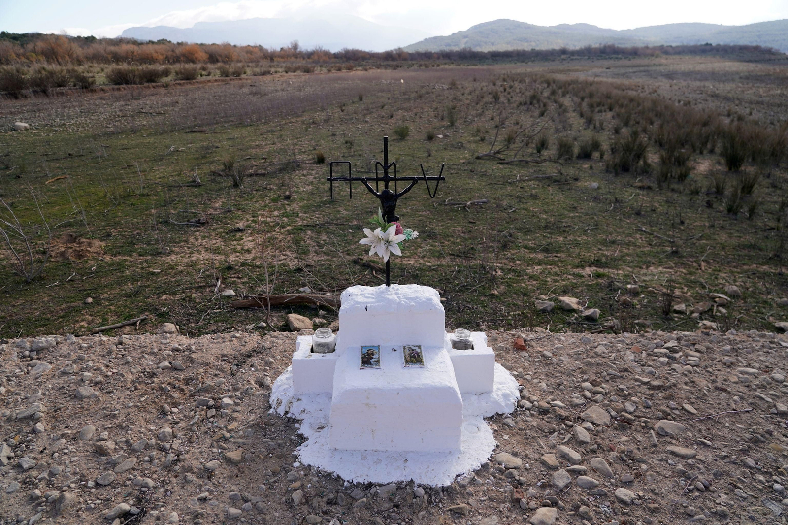 Los efectos de la sequía en el pantano de Guadalteba, en fotos