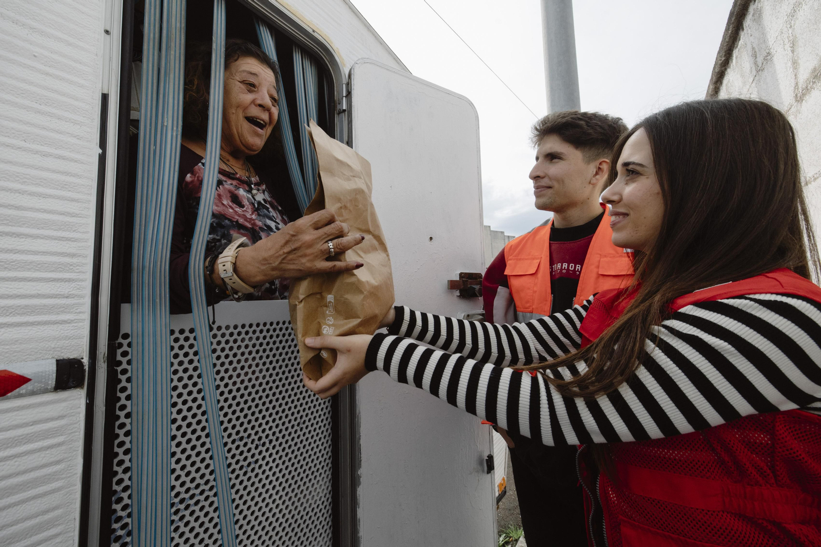Voluntarios de Cruz Roja, entregando regalos a personas sin hogar, en una imagen de las pasadas navidades.