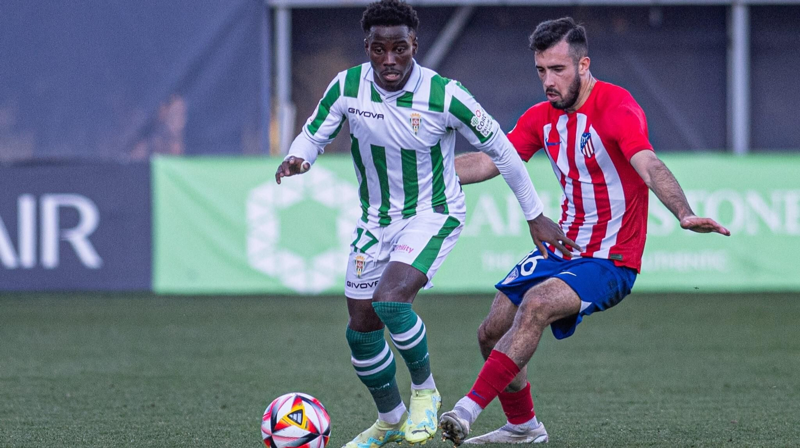 Carlos Puga presiona a Adilson Mendes en el Atlético de Madrid B - Córdoba CF de la primera vuelta.