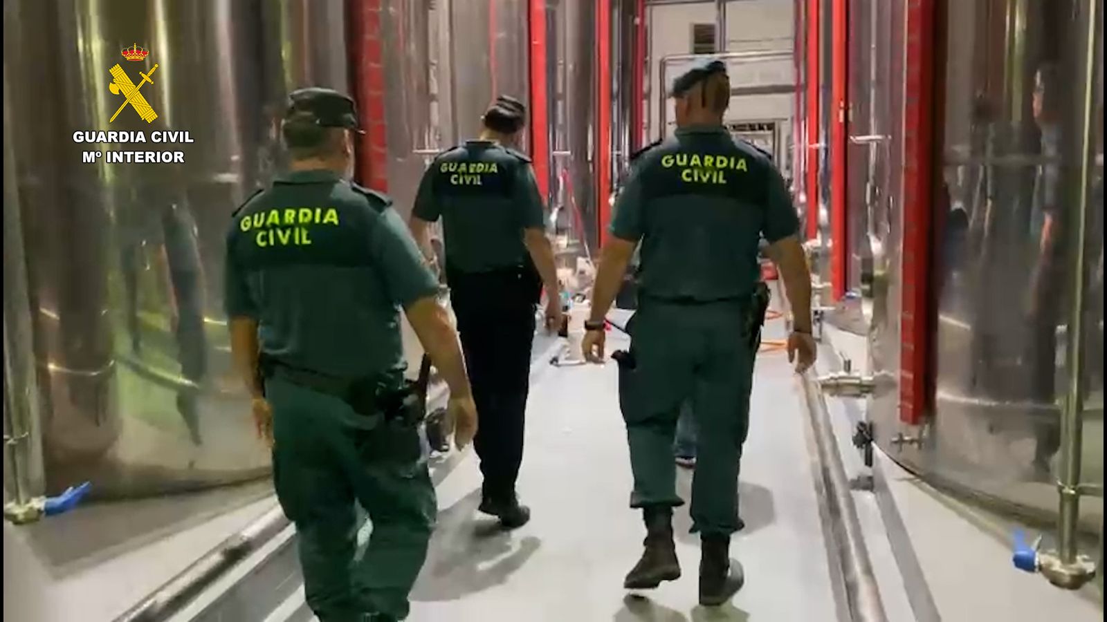 Patrullas de la Guardia Civil en la almazara de Carcabuey.