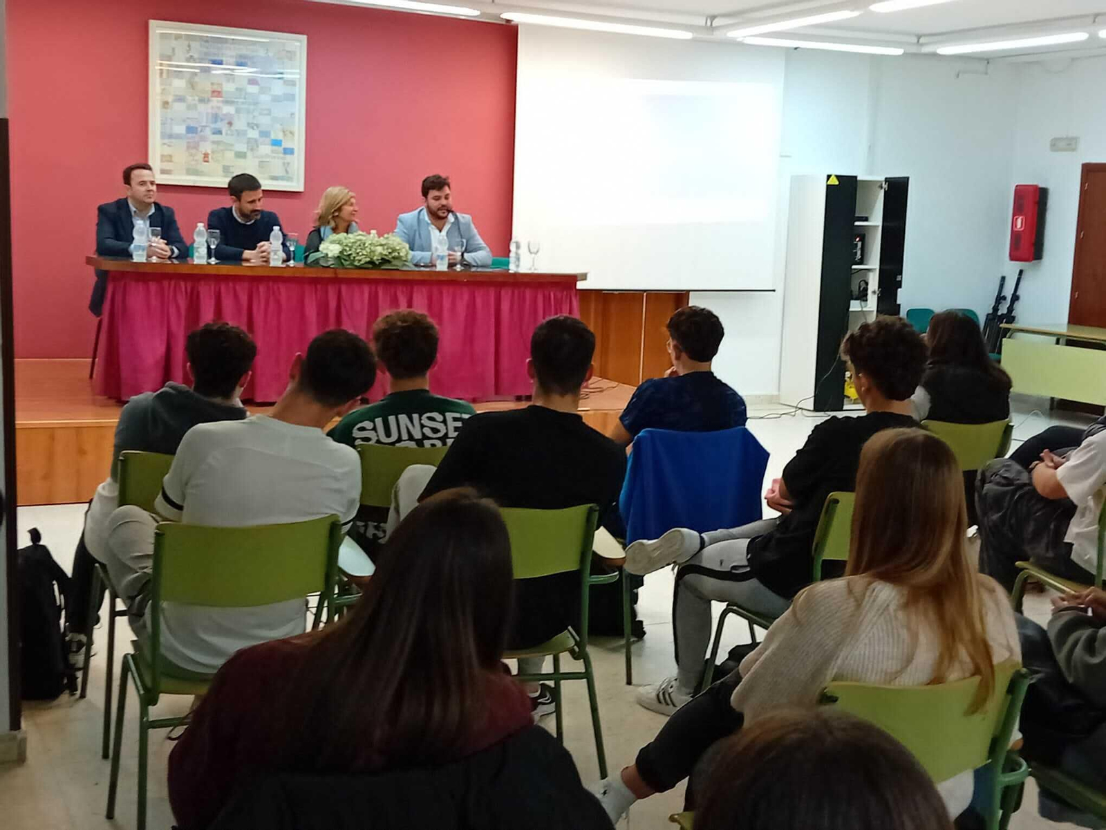 Un grupo de alumnos asiste a la actividad de emprendimiento.