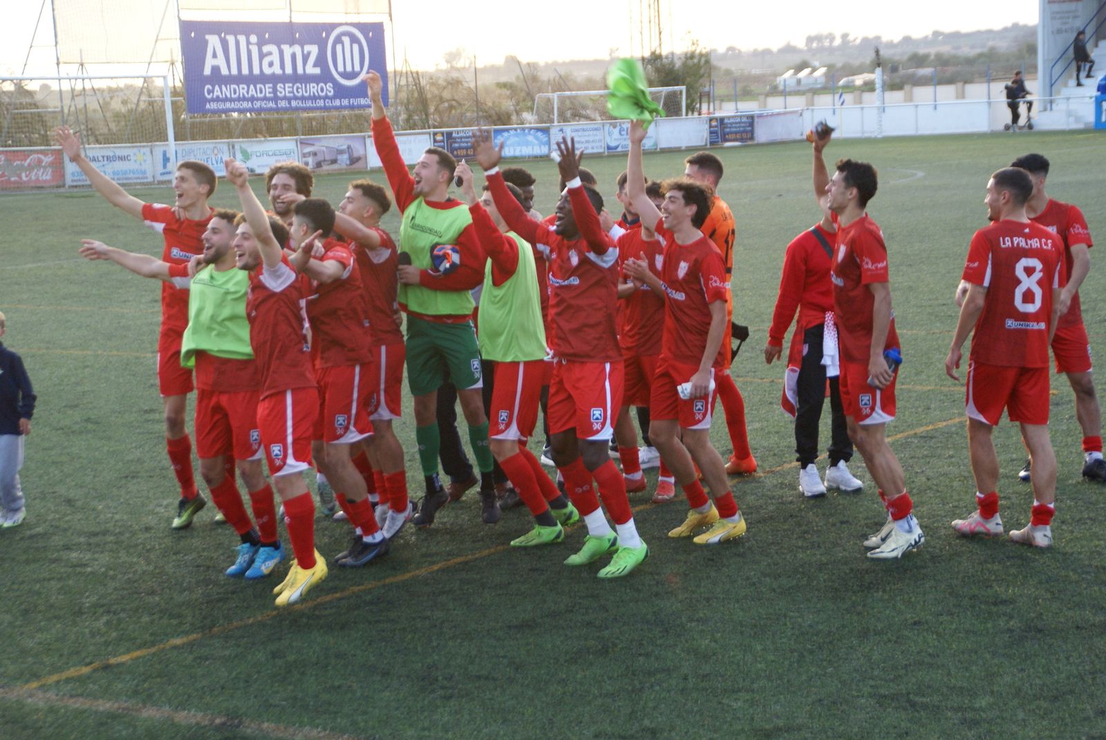 Los jugadores de La Palma celebran su victoria en el derbi condal con el Bollullos.