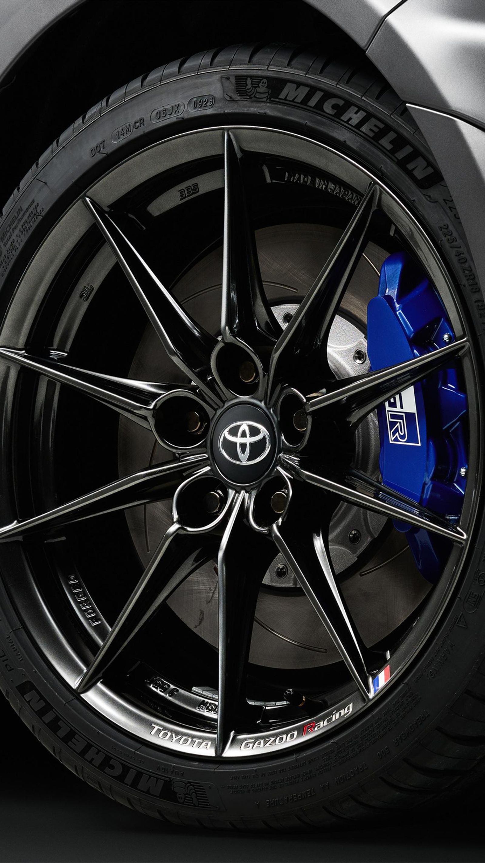 El color en el que están pintadas las pinzas de freno también diferencia ambas versiones especiales.