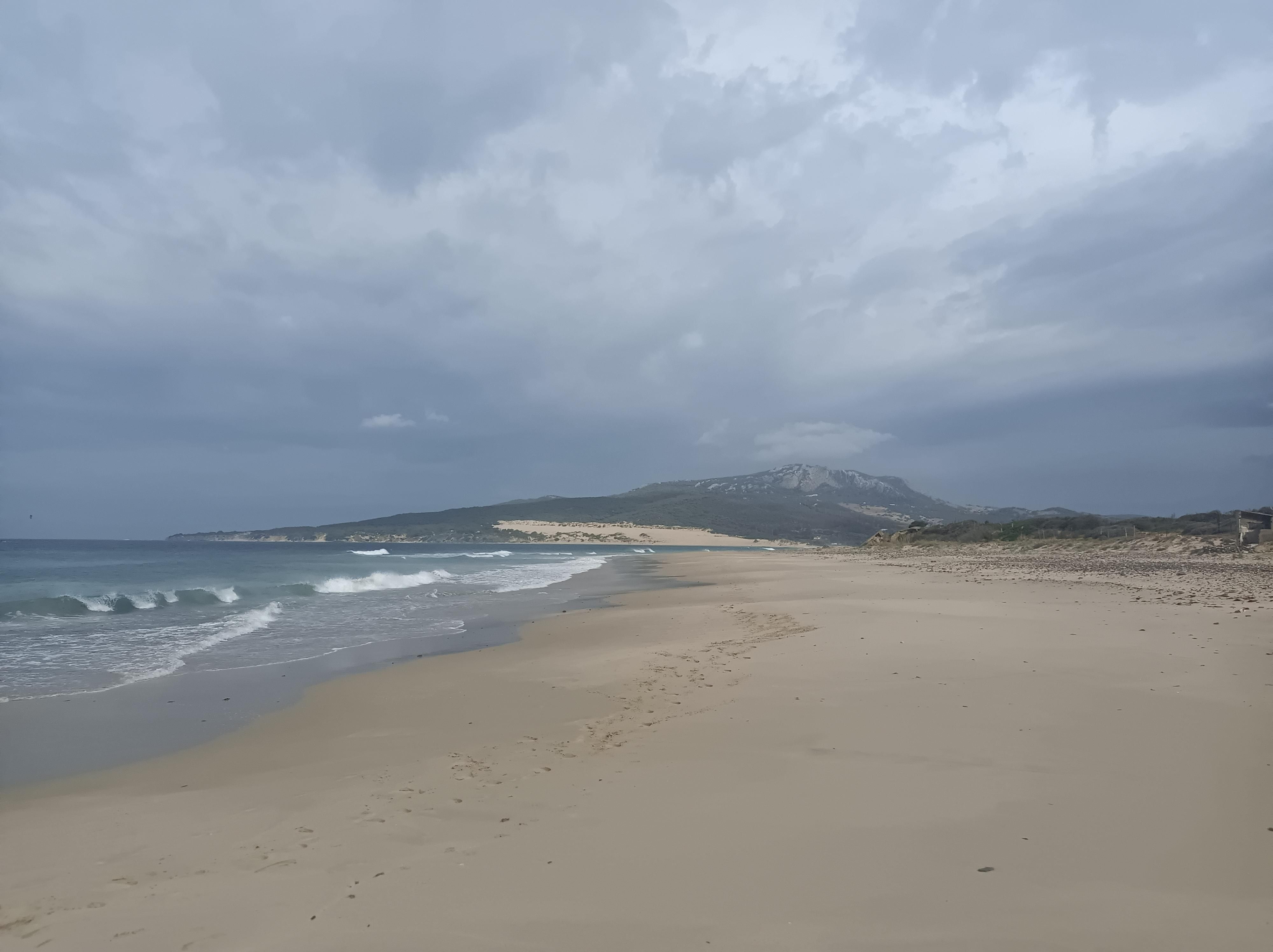 Caminamos por la orilla rumbo a la duna del fondo.