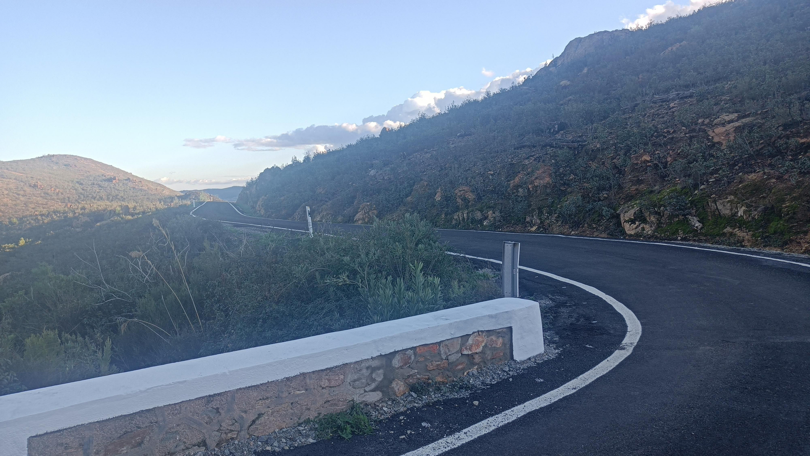 Tendremos que seguir la carretera para llegar al final.