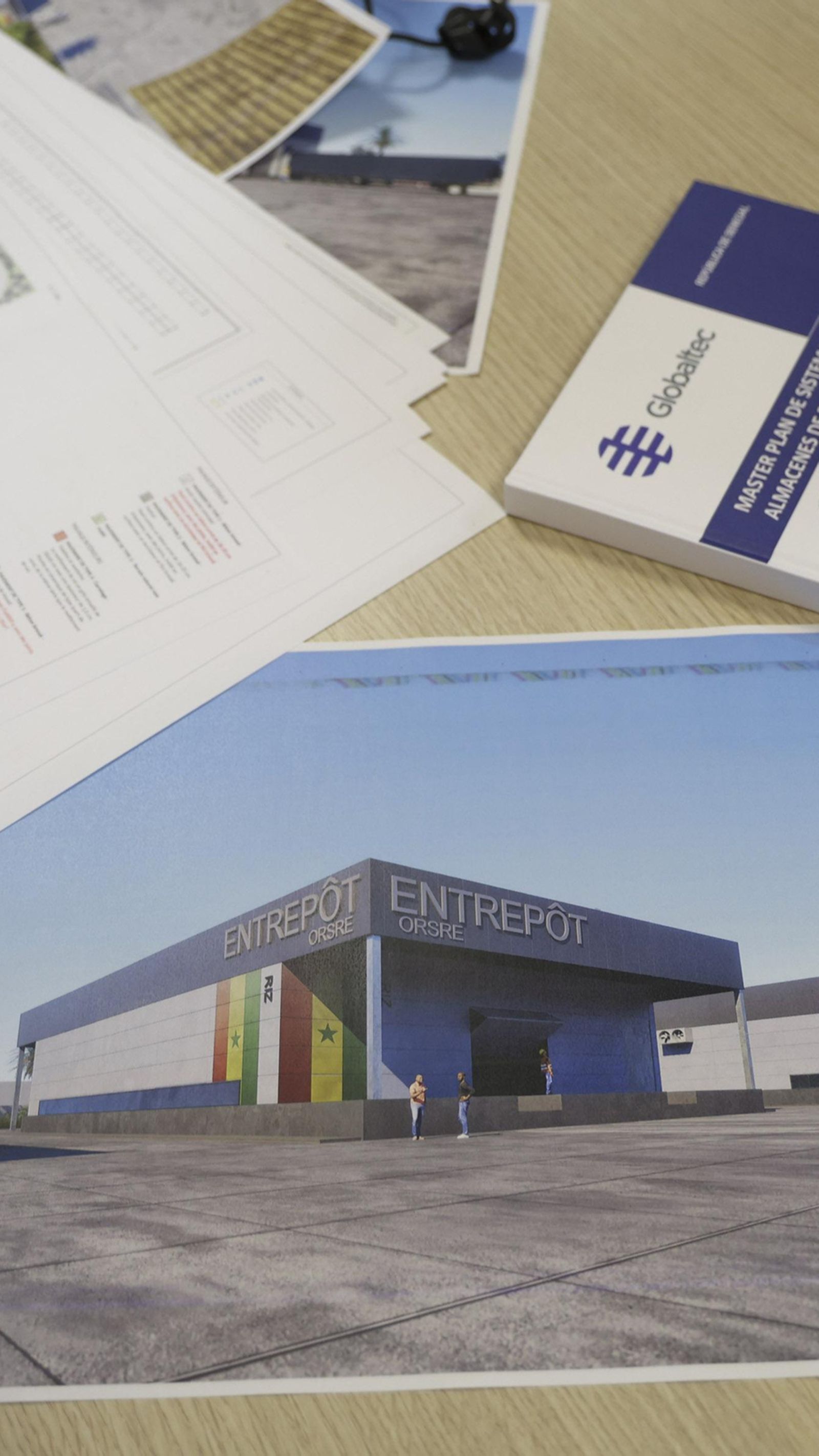 Planos, el máster plan y una infografía de una de las naves proyectadas.