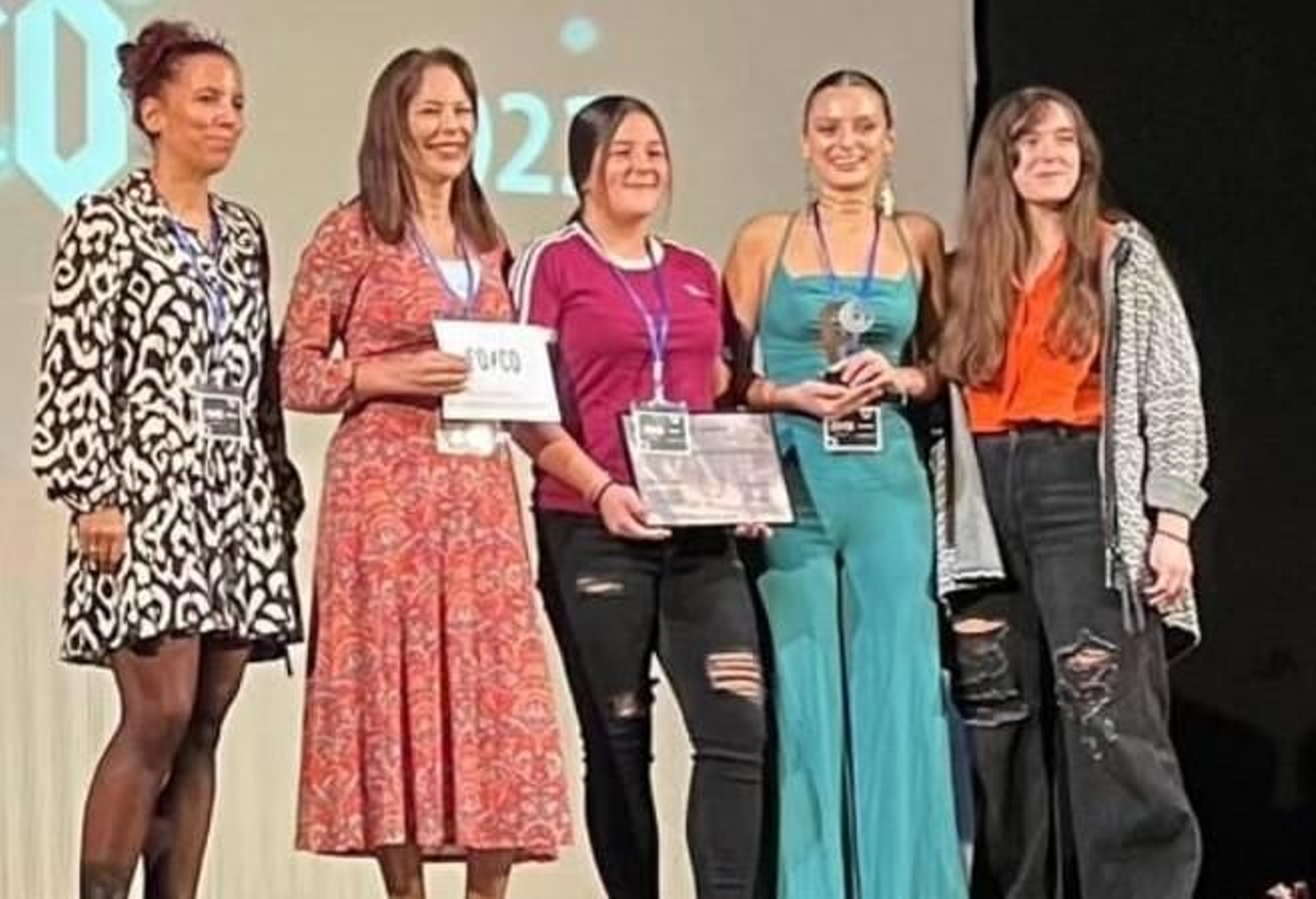 Un momento e la entrega de premios a las autoras del corto 'Mamá quiero ser futbolista'.