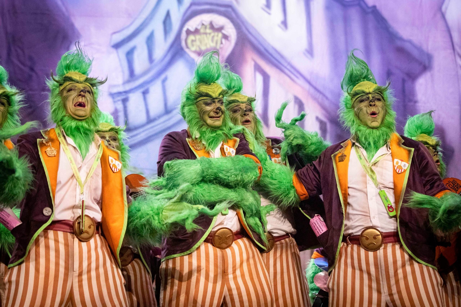 El Sheriff, de brazos cruzados, escucha el pasodoble que le dedicaron sus compañeros.