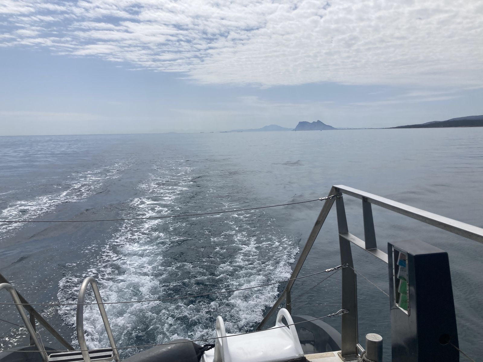 Una embarcación navegando.