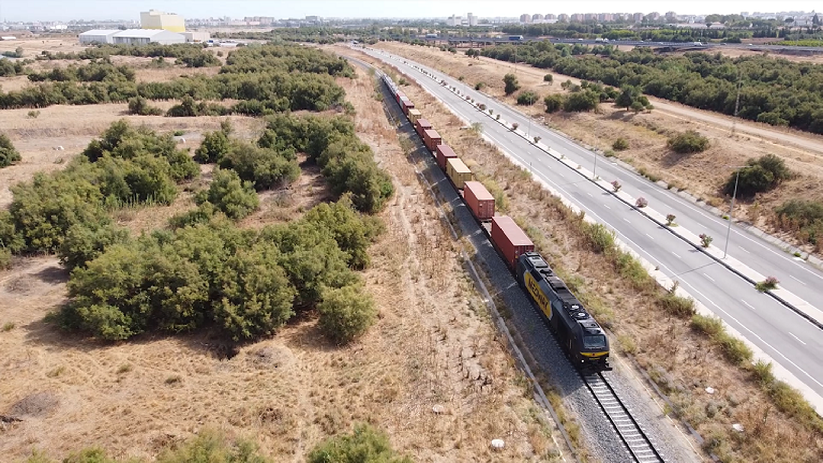 El tren de mercancías del Puerto circulando por el anillo ferroviario de la Dársena del Cuarto.