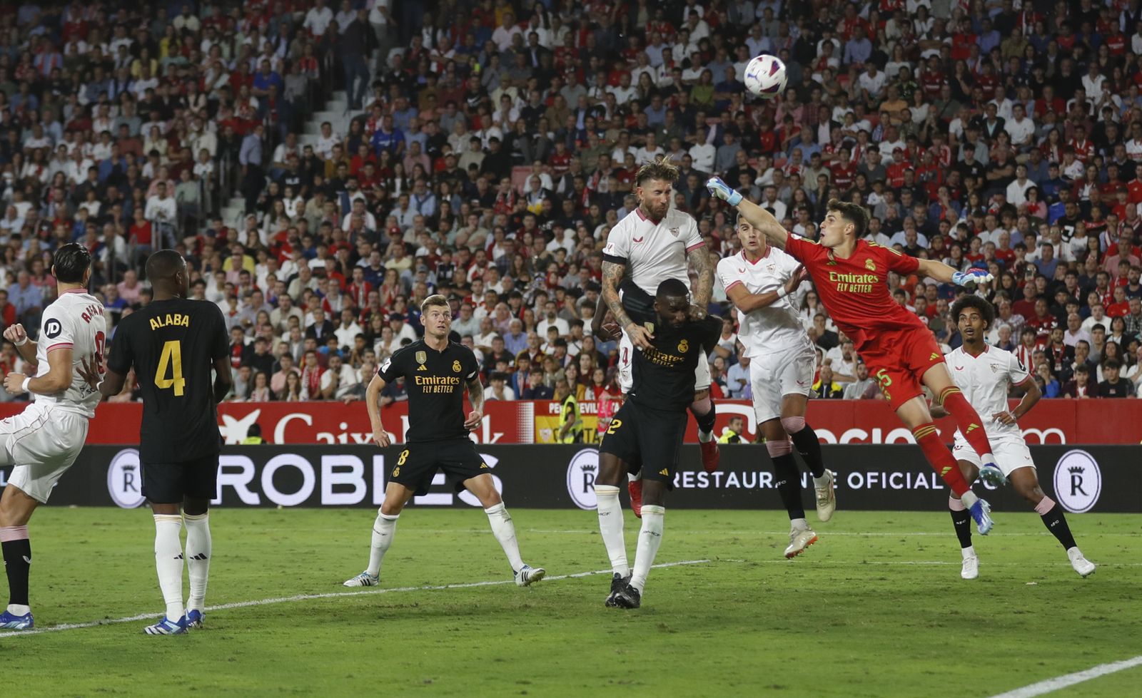 Sergio Ramos remata de cabeza la falta del minuto 94 que se le fue fuera.