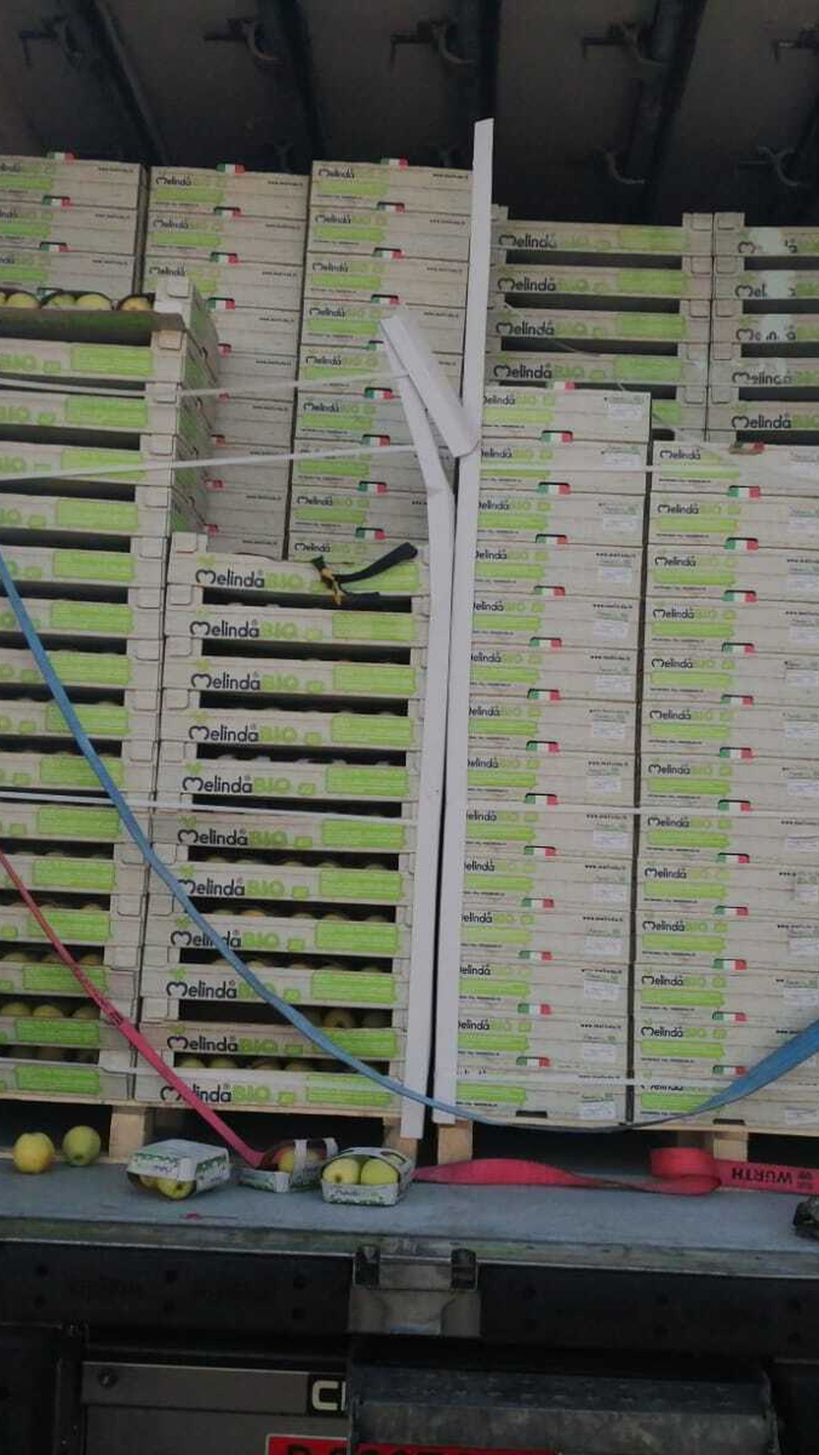 Camión de manzanar atacado por los manifestantes.