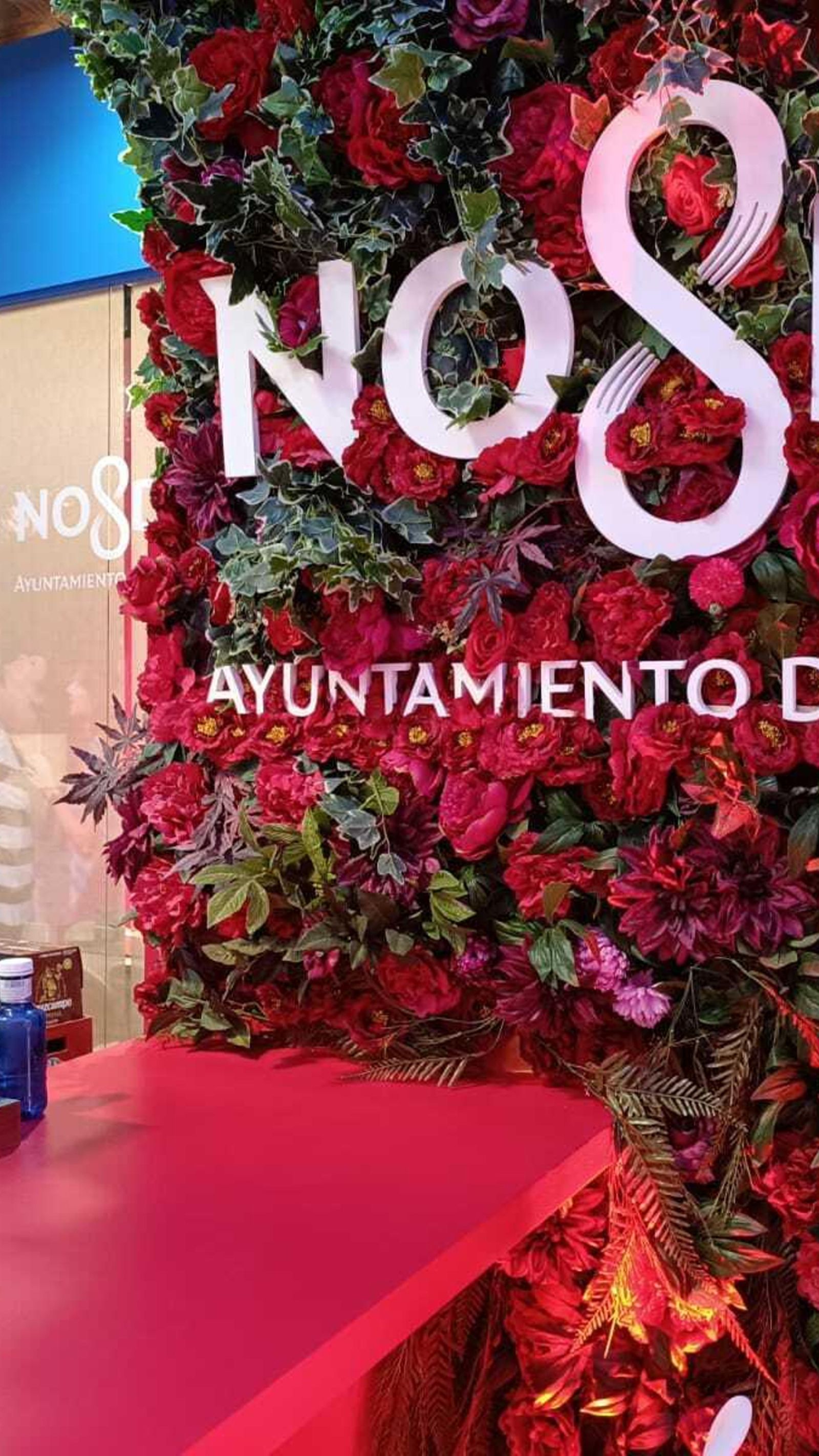 La barra del bar con el tirador cerámico de la Cruzcampo.