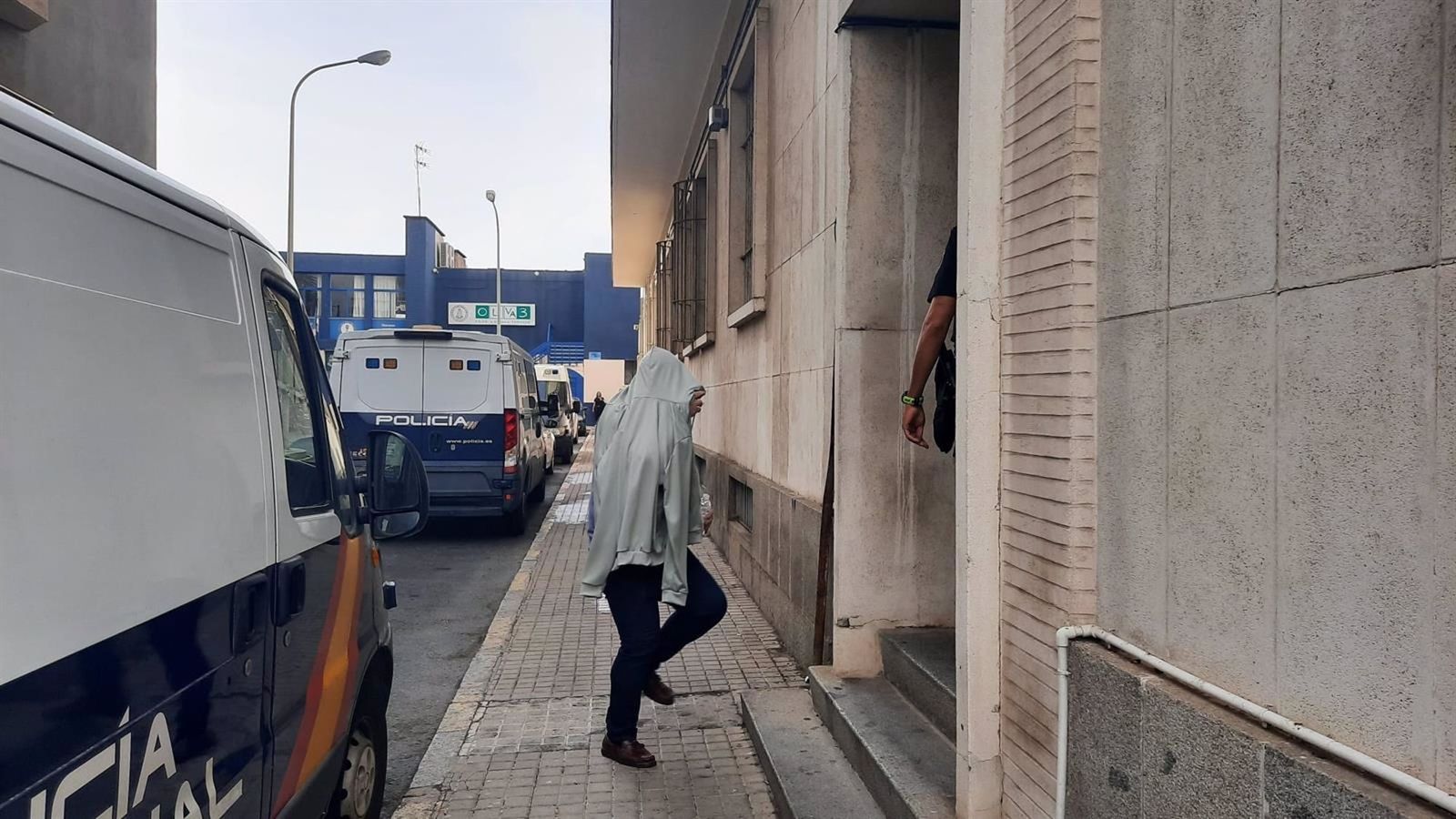 Uno de los acusados entra en la Audiencia de Huelva el primer día de juicio