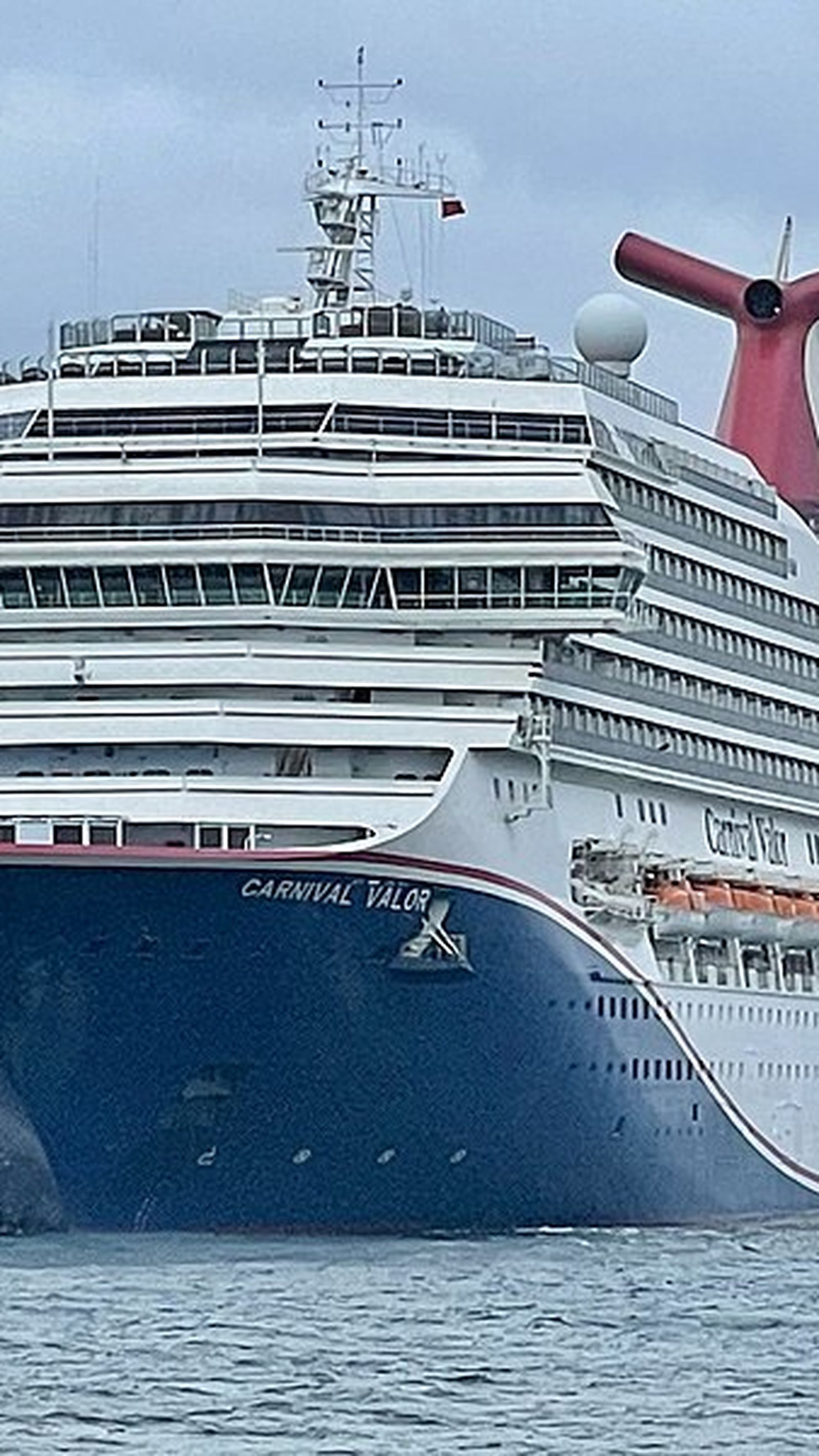 El Carnival Valor, con la tradicional cola de ballena como chimenea