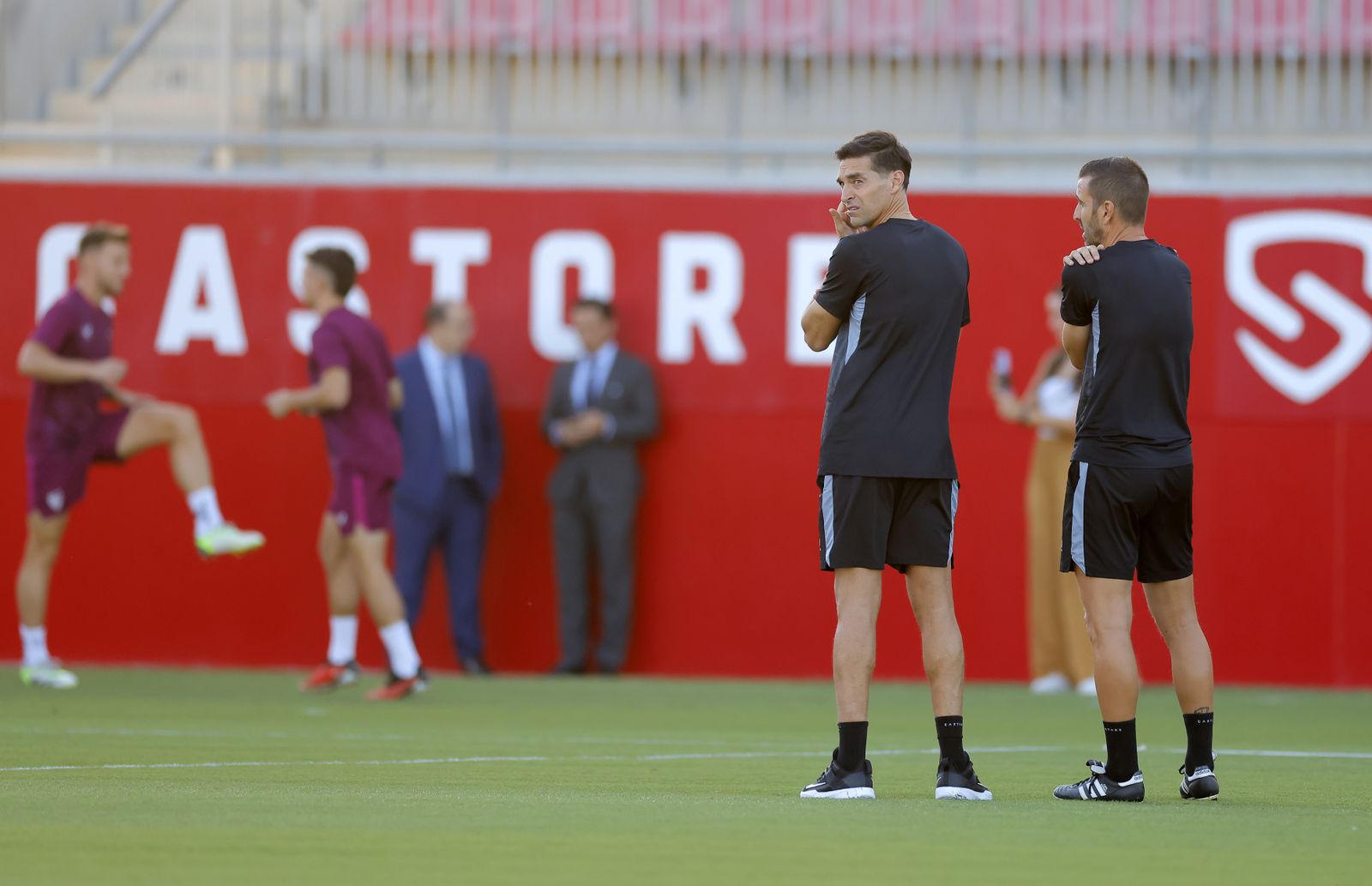 Diego Alonso, junto a Juan Díaz, con Castro y Del Nido Carrasco al fondo.