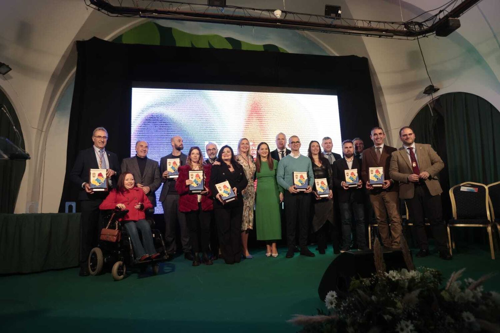 Foto de familia de los galardonados en los XI Premios Comarcales.