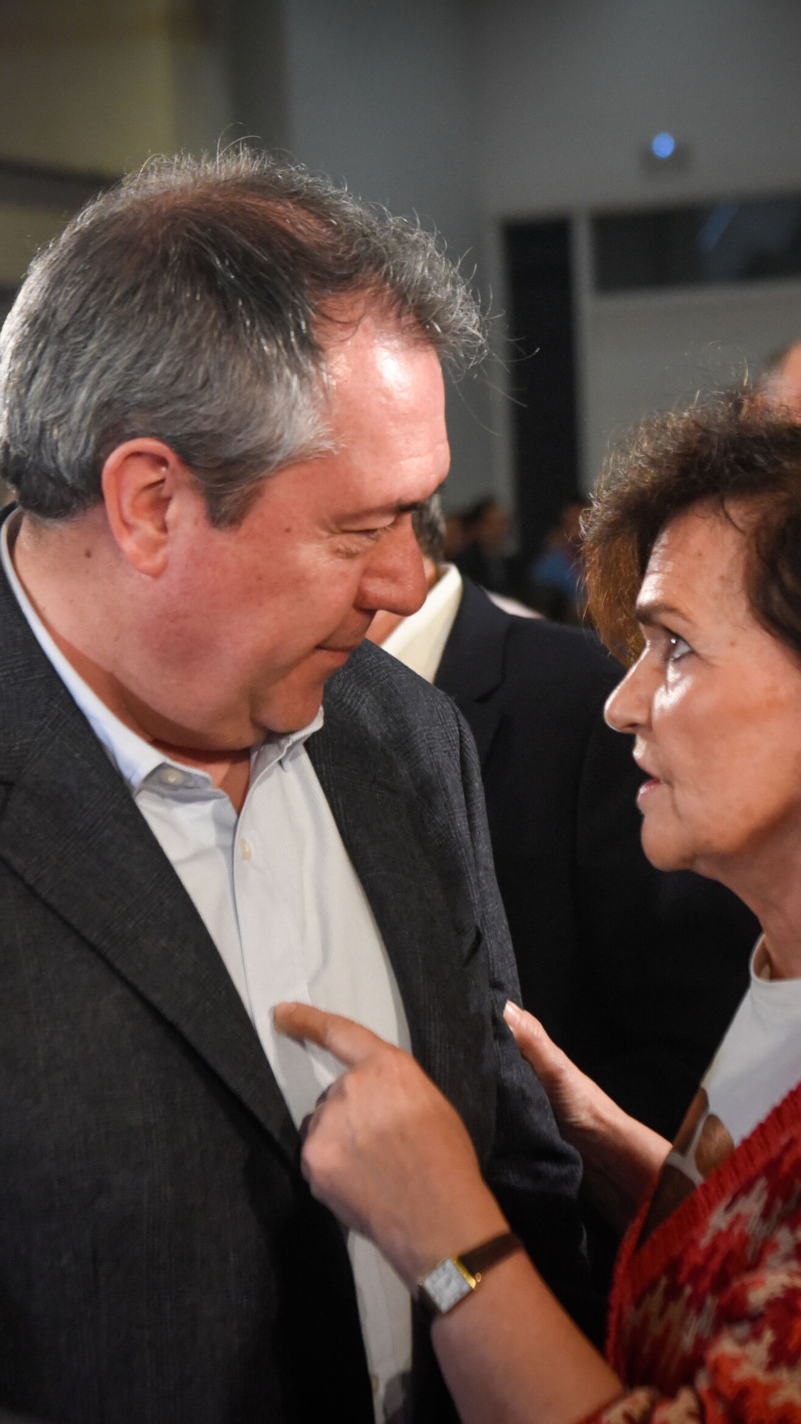 Juan Espadas conversa con Carmen Calvo en el comité director.