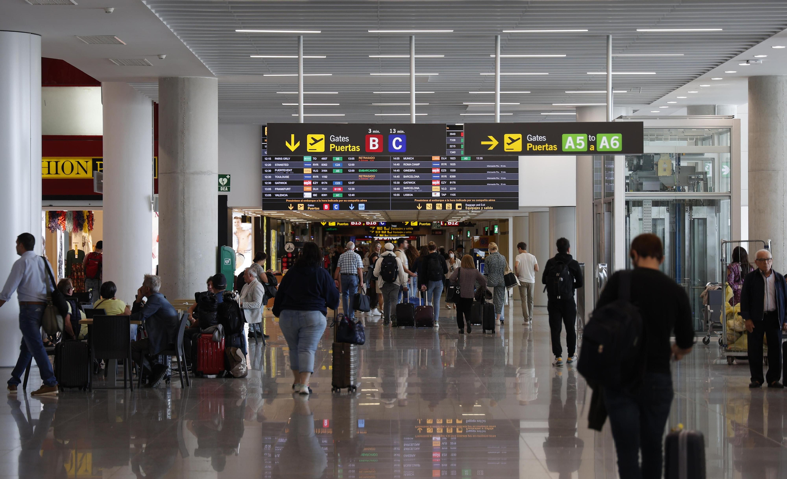 Pasajeros en el Aeropuerto de Sevilla.