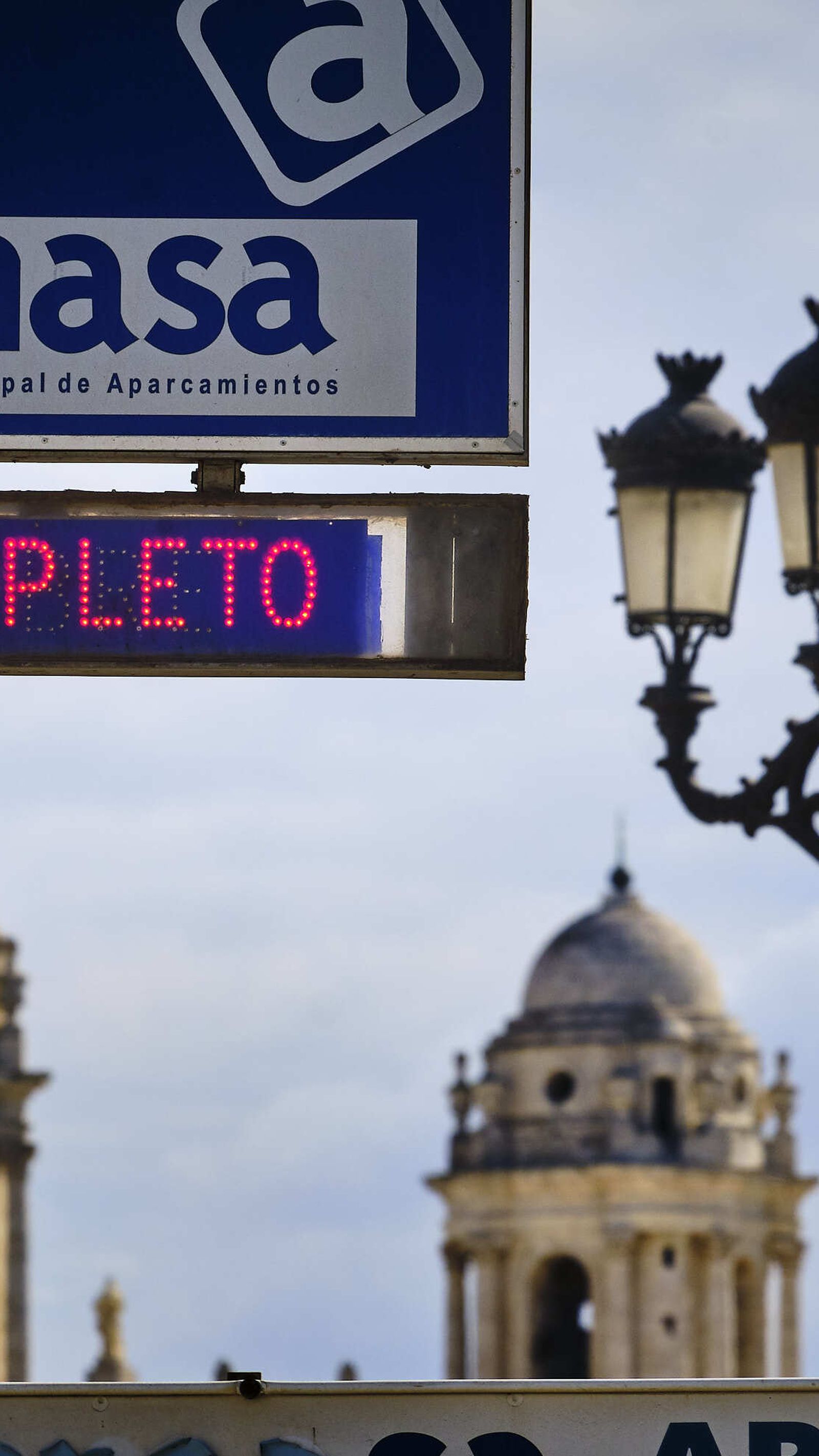 Cádiz, al igual que otras ciudades de España y Europa, sufre crisis de aparcamientos