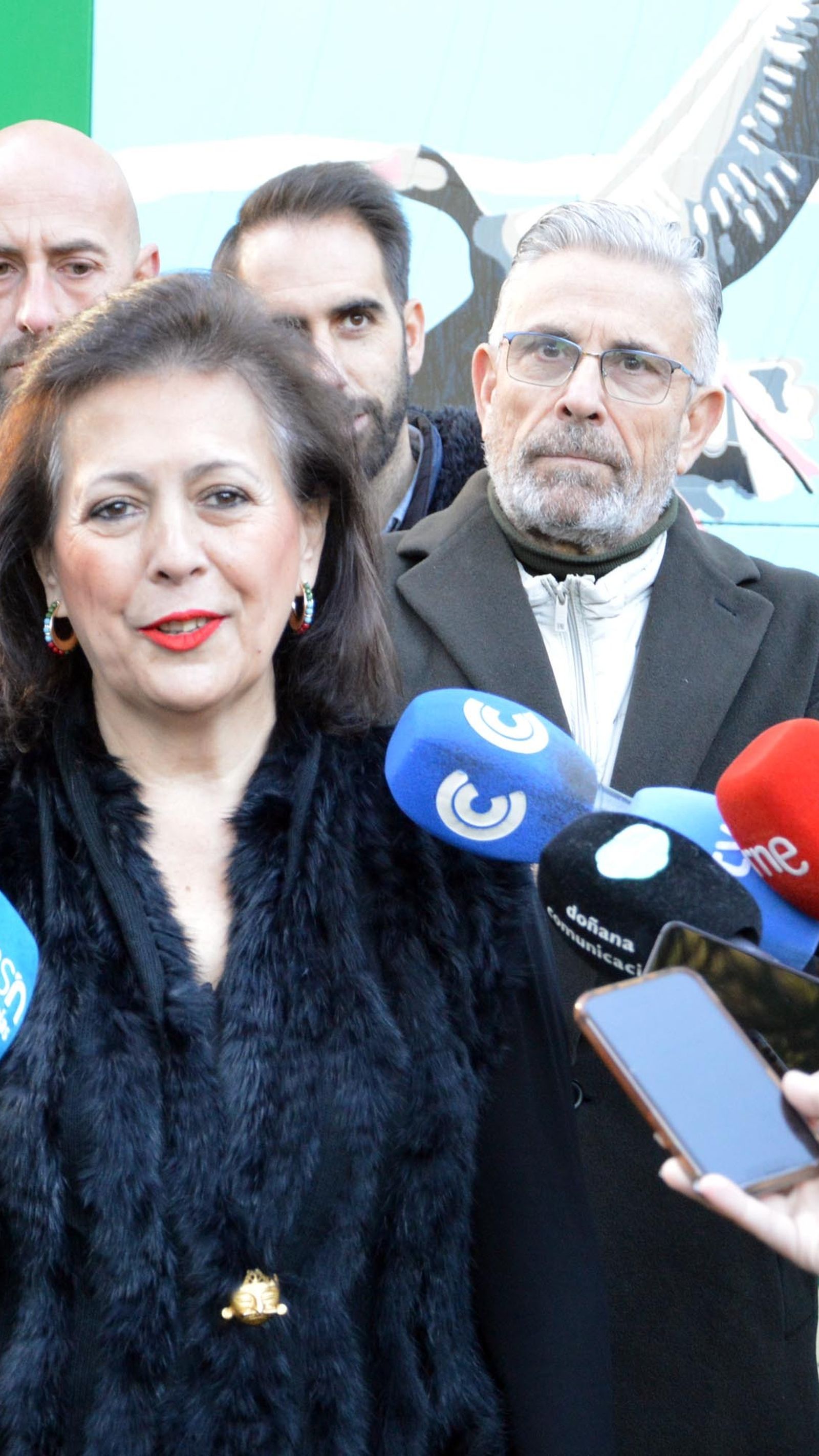 La alcaldesa de Hinojos, Joaquina del Valle, atiende a los medios de comunicación