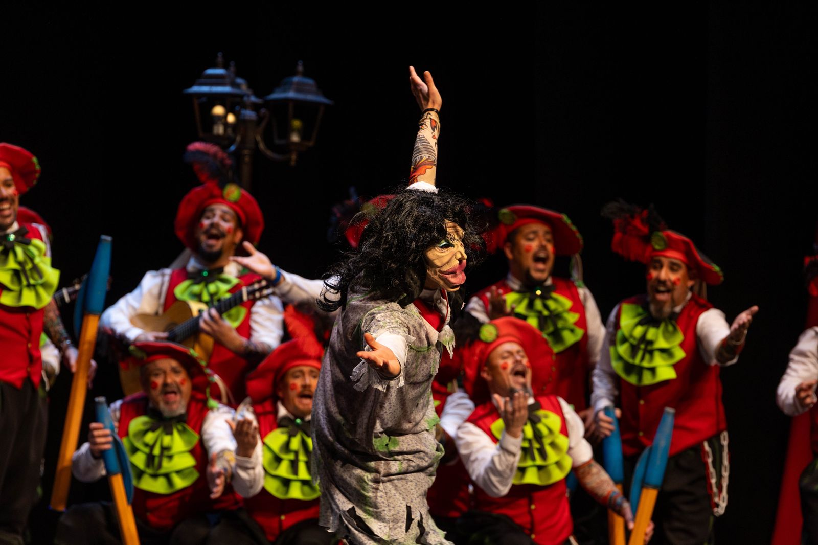 Imágenes de la actuación de la murga de Huelva "Los Lope de Pega" en el Carnaval Colombino