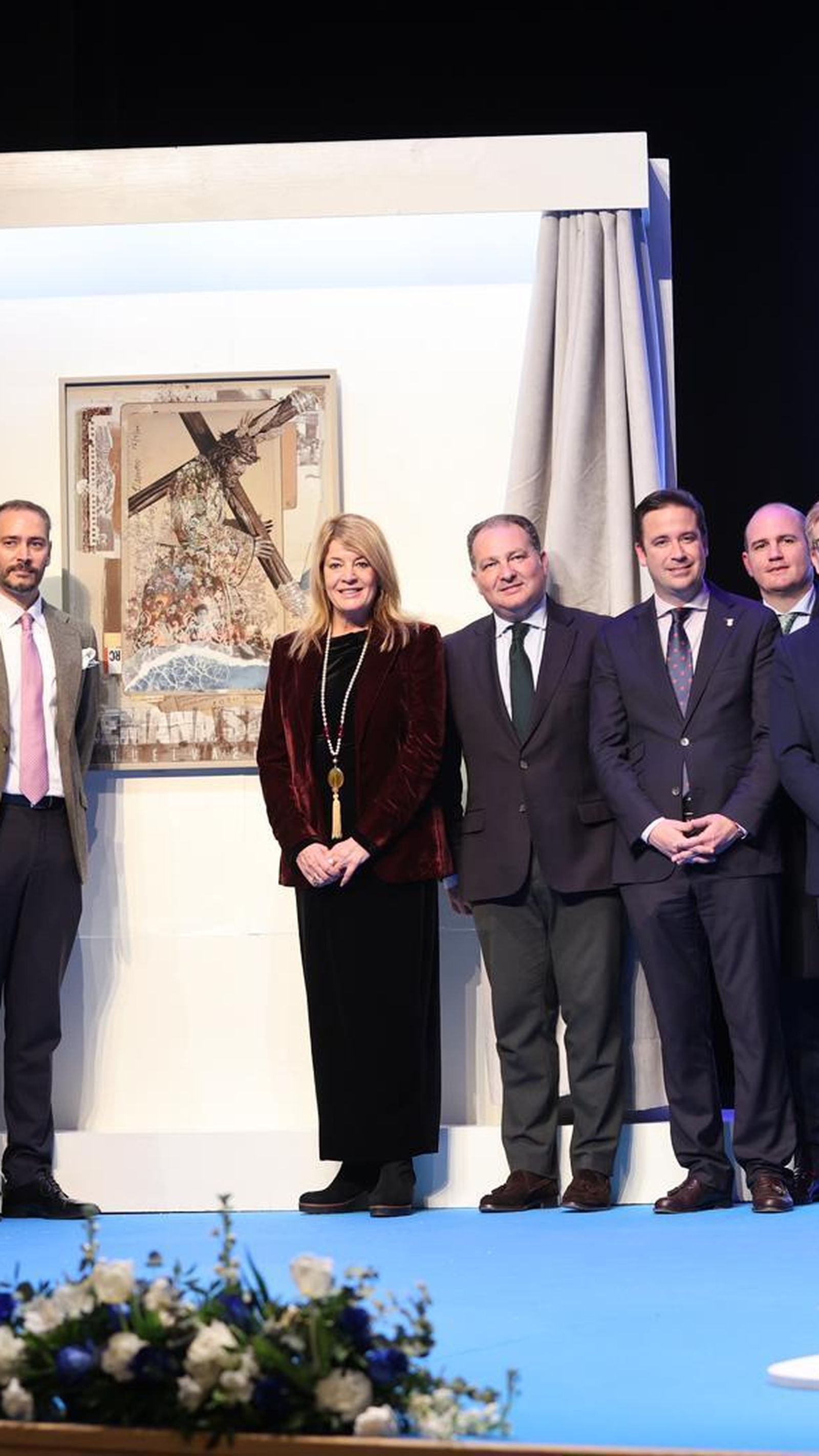 Foto de familia de la presentación del cartel de la Semana Santa de Huelva.