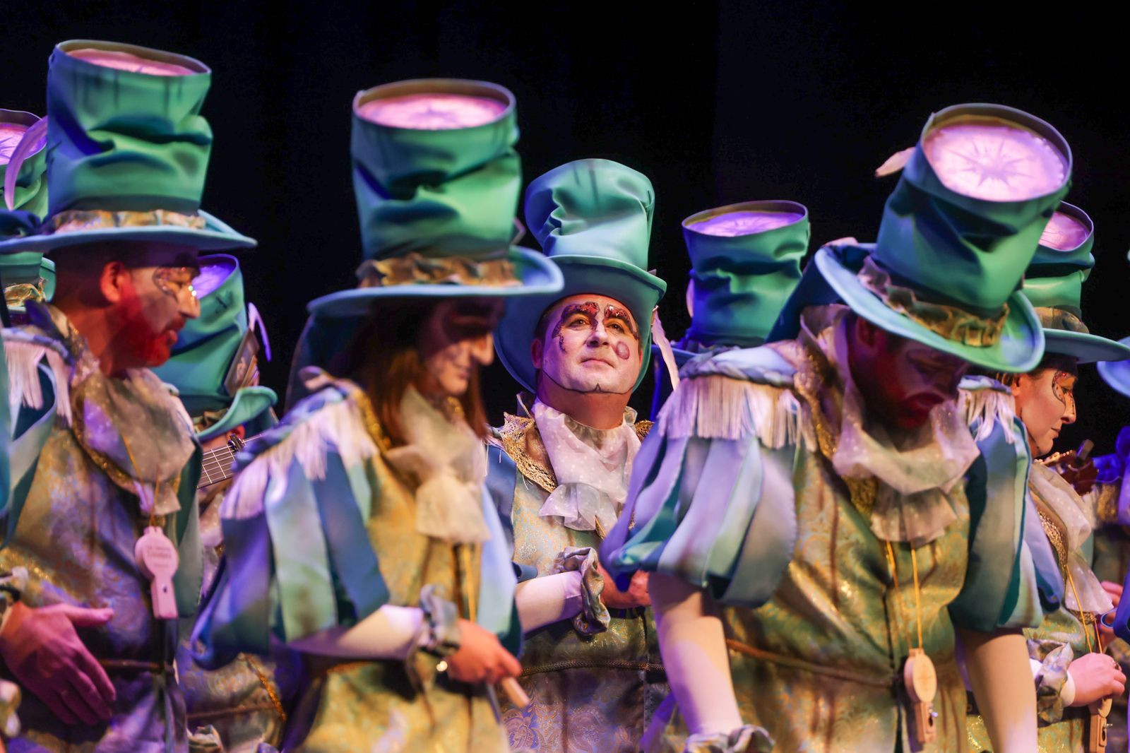 Imágenes de la actuación de la comparsa de Villalba del Alcor "Una comparsa extranjera" en el Carnaval Colombino