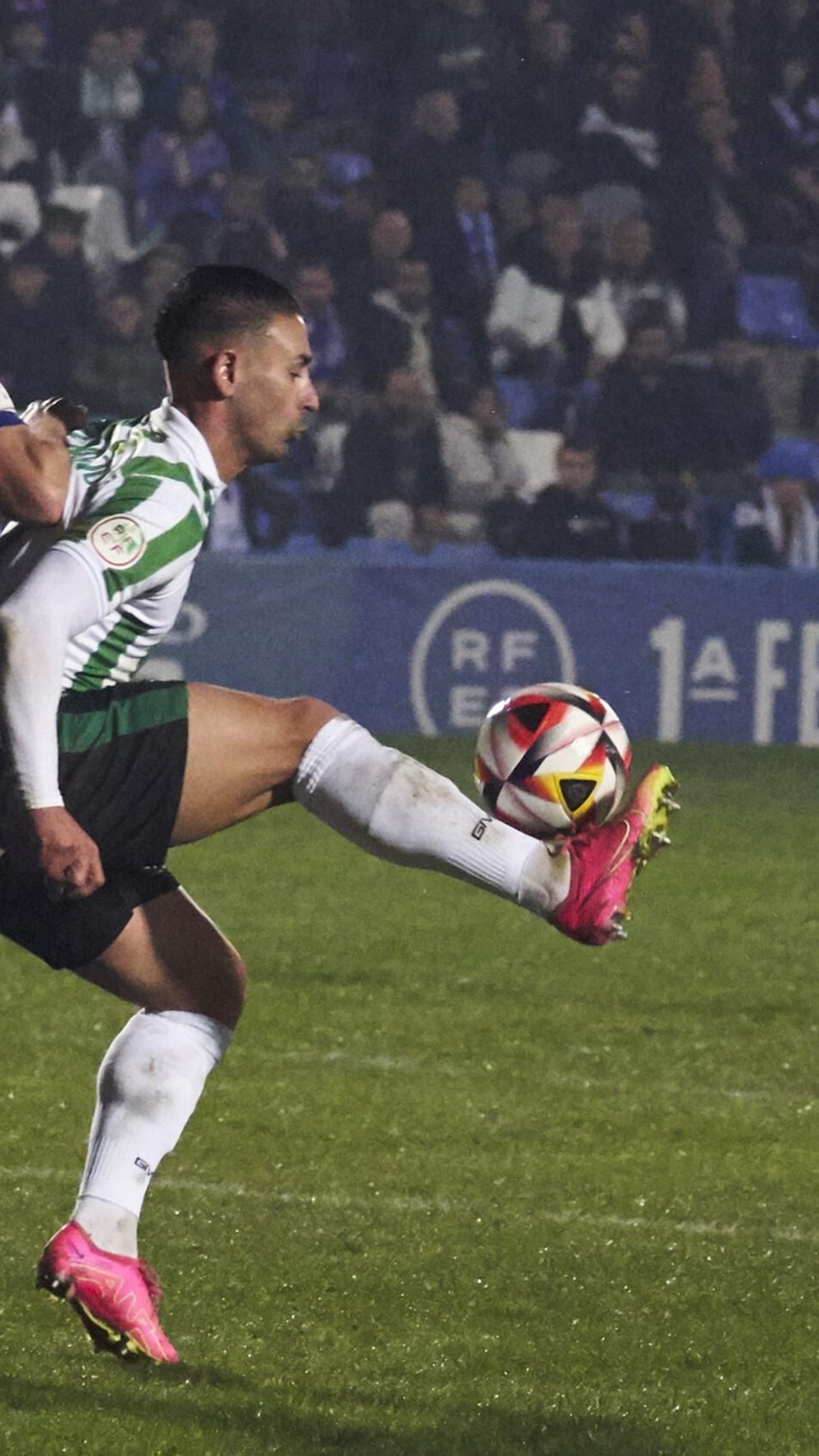 Kike Márquez controla el balón en el área del Linares.