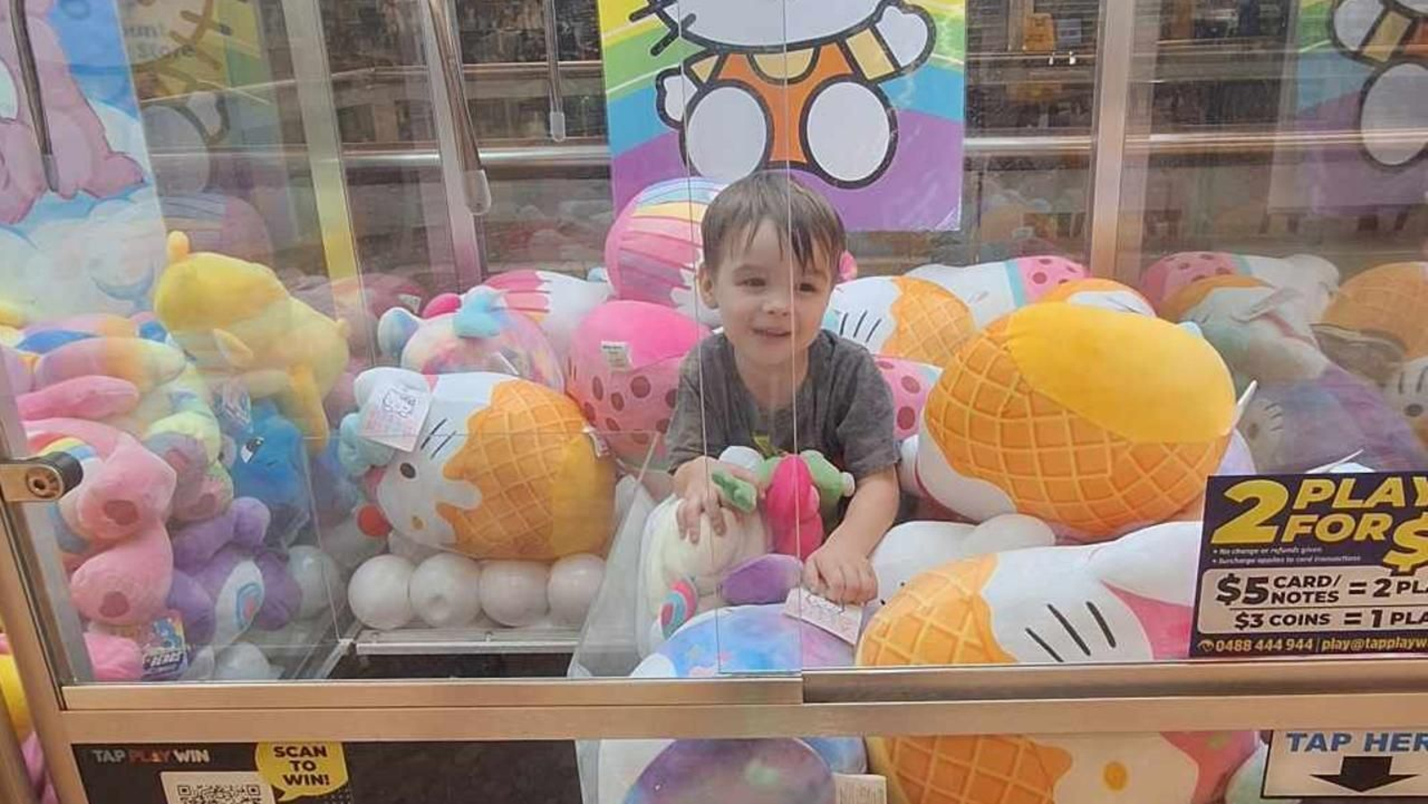 El pequeño Ethan en la máquina de peluches