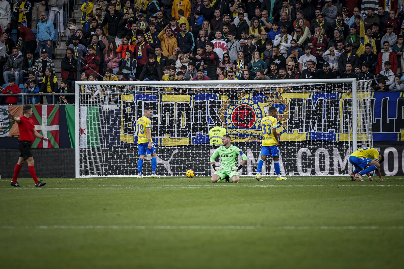 Desolación cadista tras un gol en contra en el partido contra el Valencia.