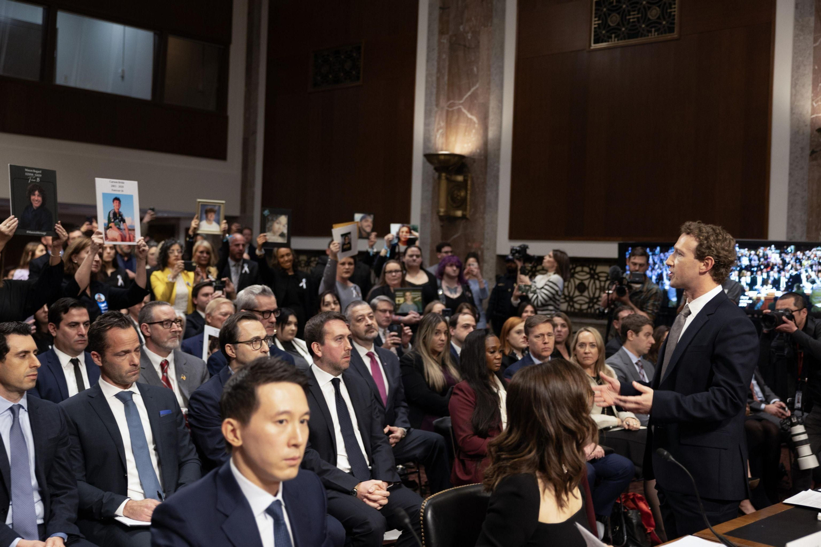 Mark Zuckerberg pide perdón a padres de víctimas de abusos en redes sociales en una comparecencia en el Congreso de EEUU.