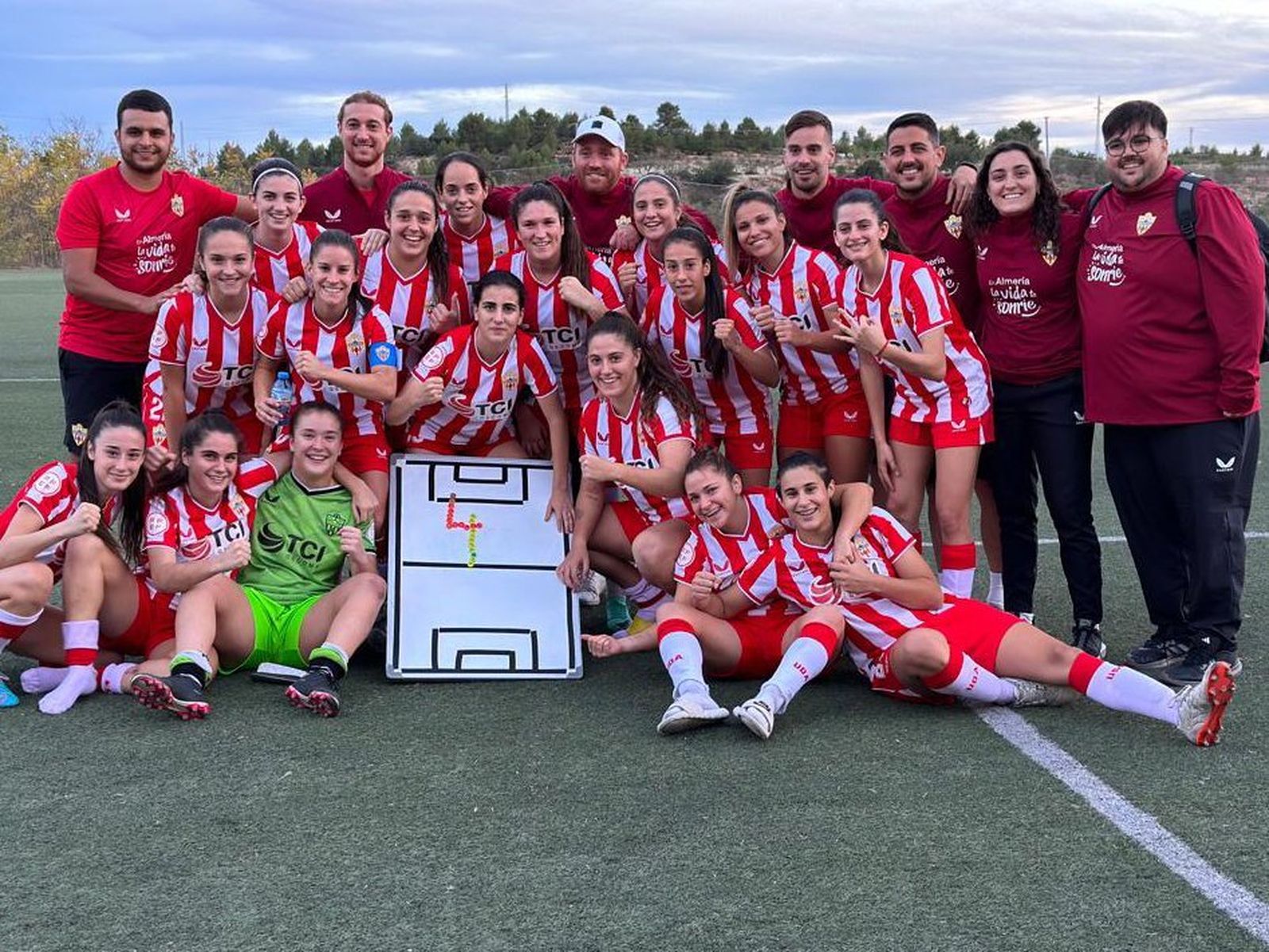Las rojiblancas celebran el triunfo conseguido en la Ciudad Deportiva del Levante UD este domingo.