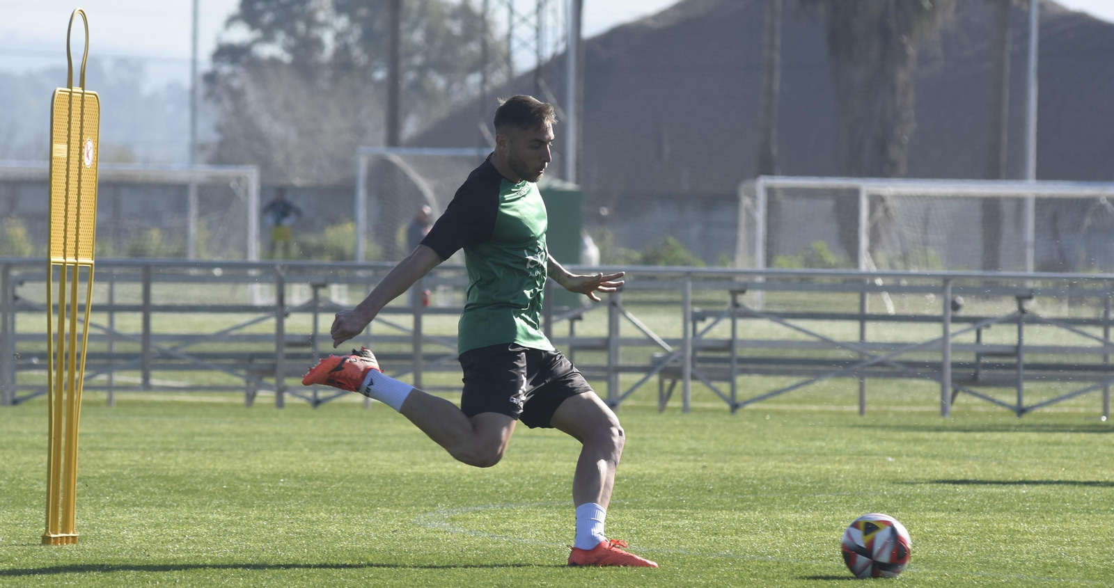 Casas remata un balón en el entrenamiento del Córdoba CF de este domingo.